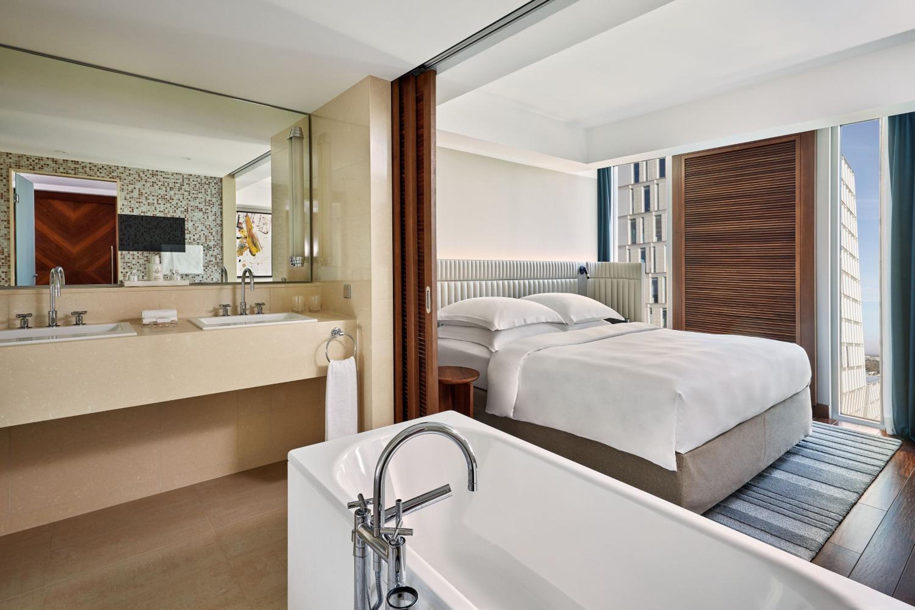 Grand Deluxe King Room - Photo 2