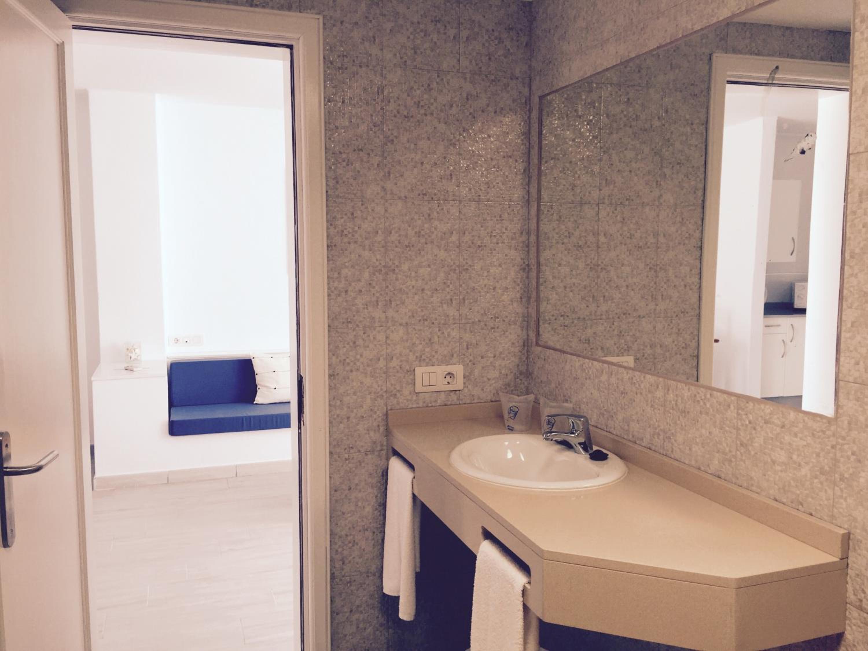 One-Bedroom Apartment with Sea View (2 Adults) - Photo 5