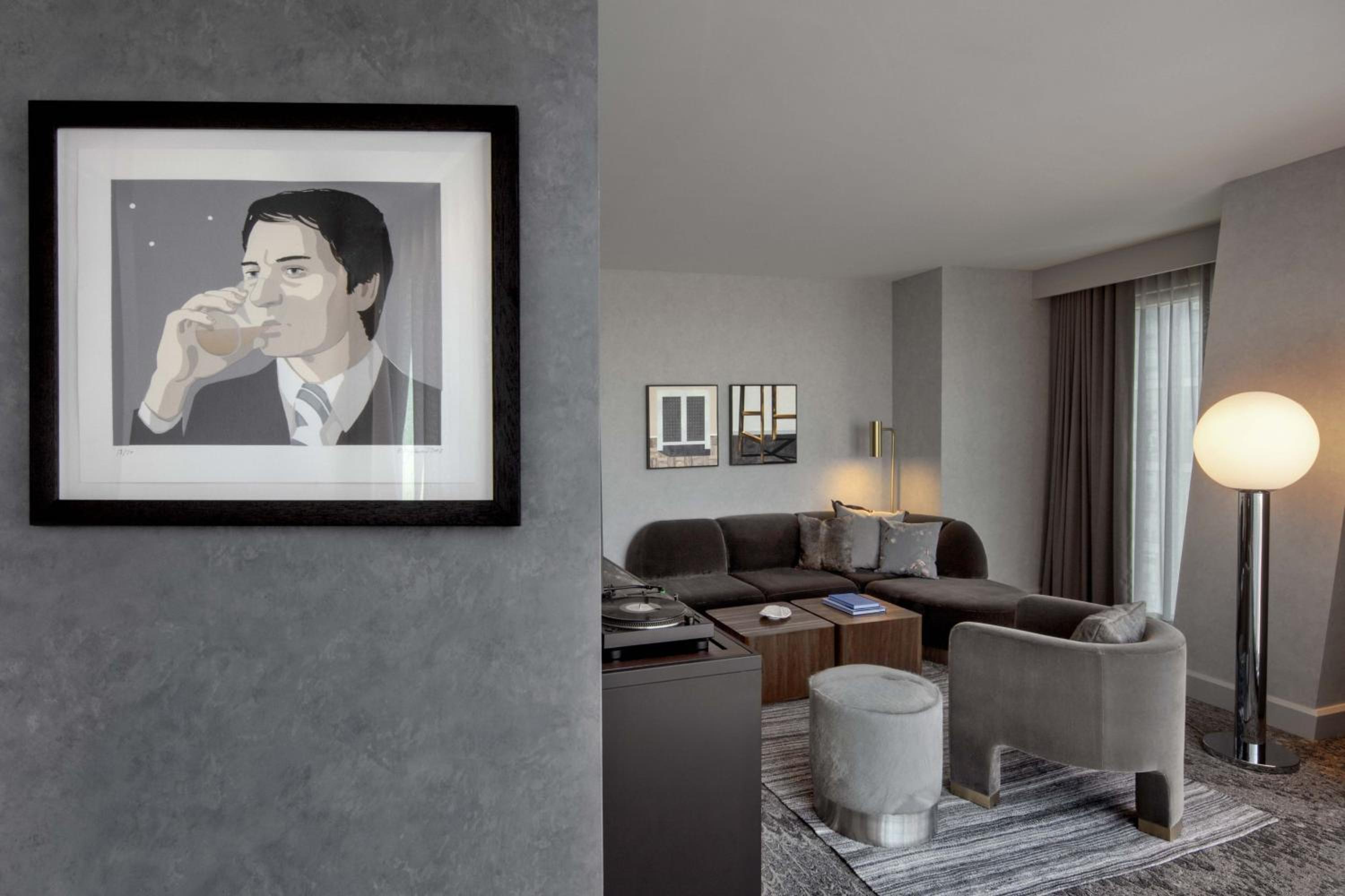 Corner King Suite with City View - Photo 3