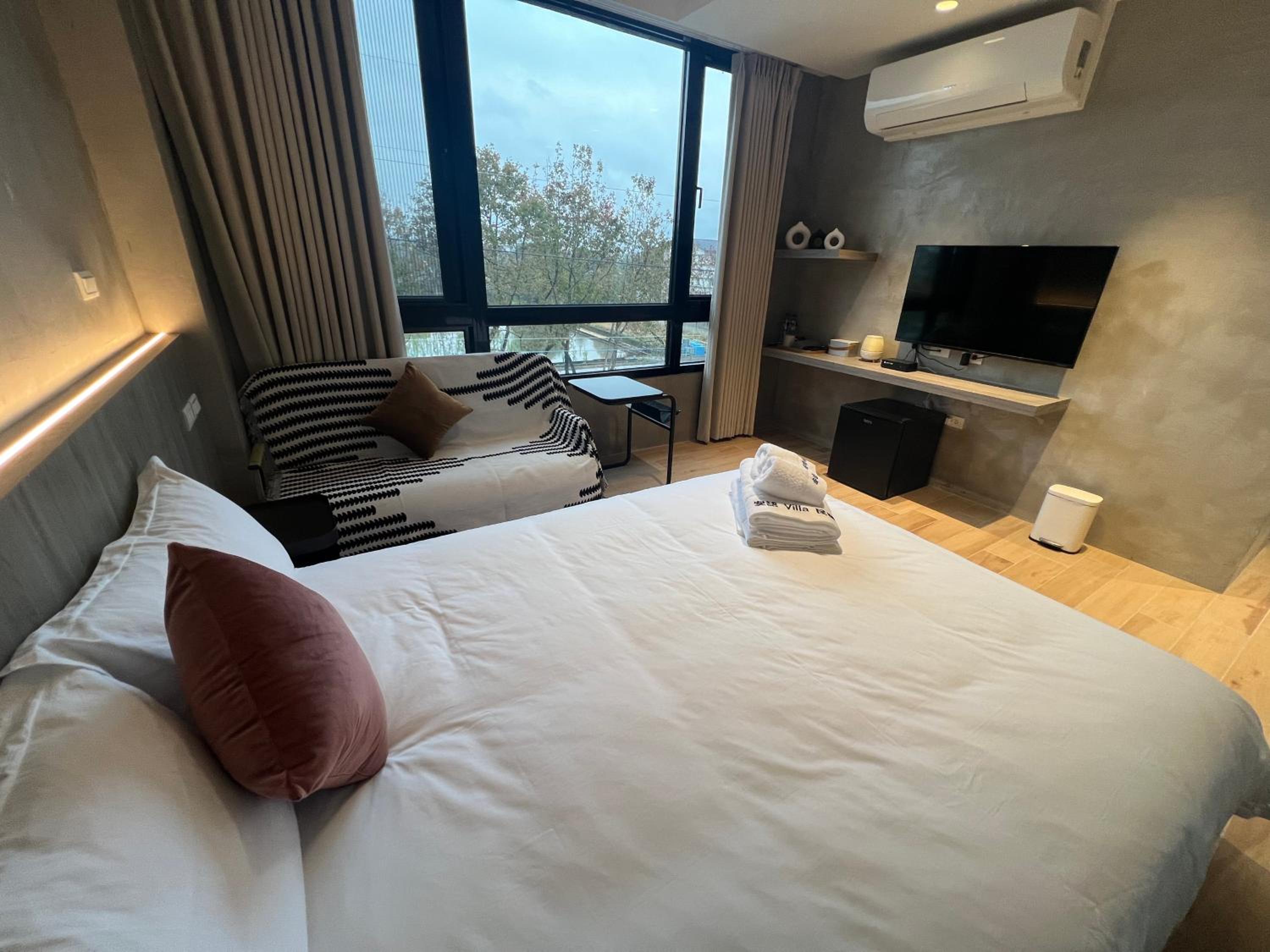 Six-Bedroom House photo 2