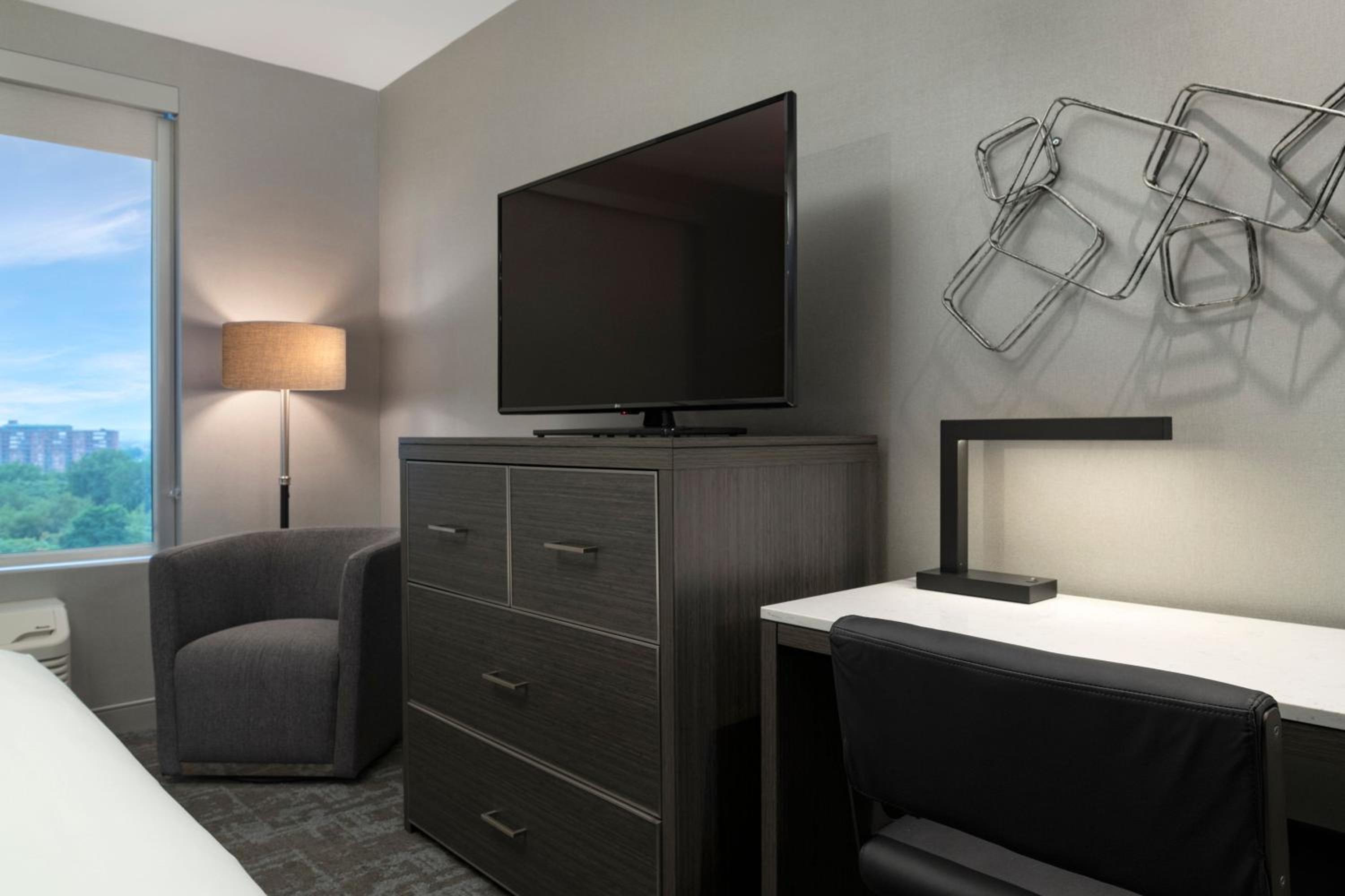 King Room with Sofa Bed - Photo 3