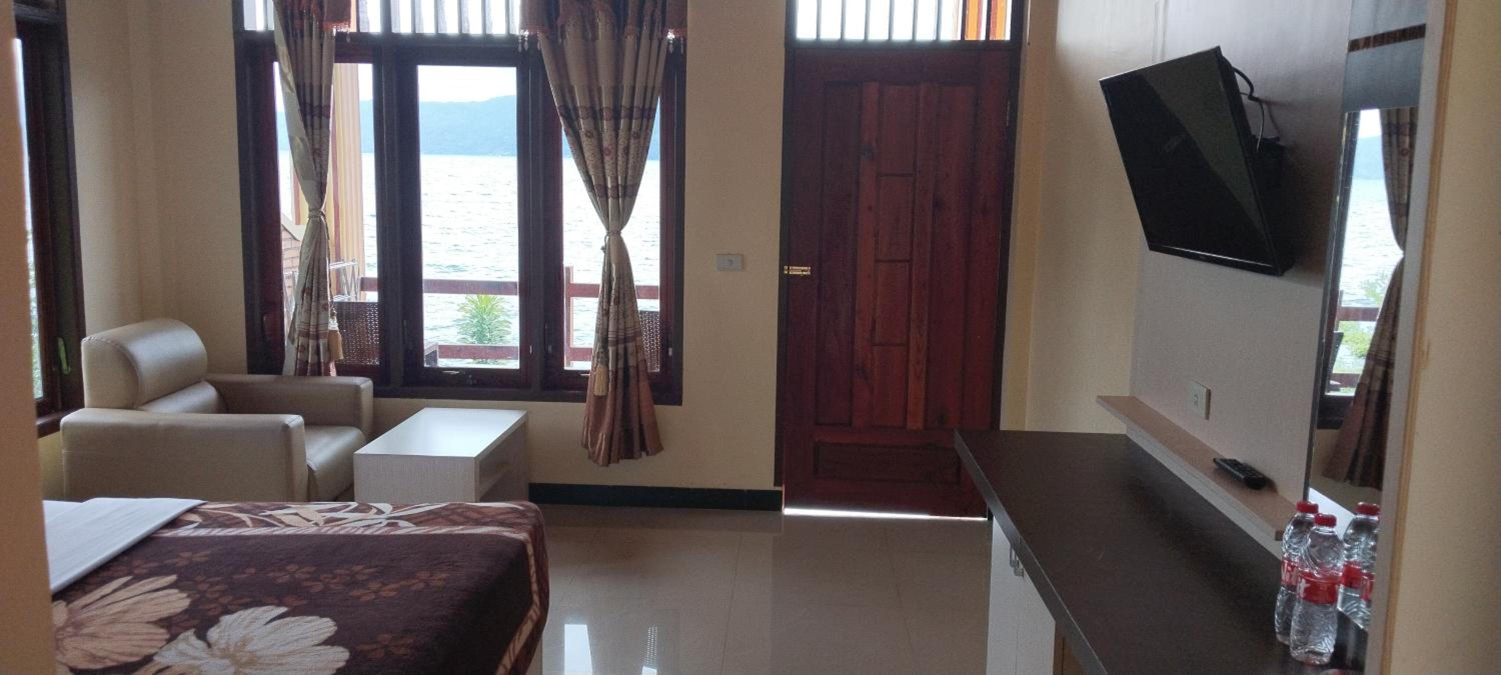 Deluxe Double Room with Lake View - Photo 9