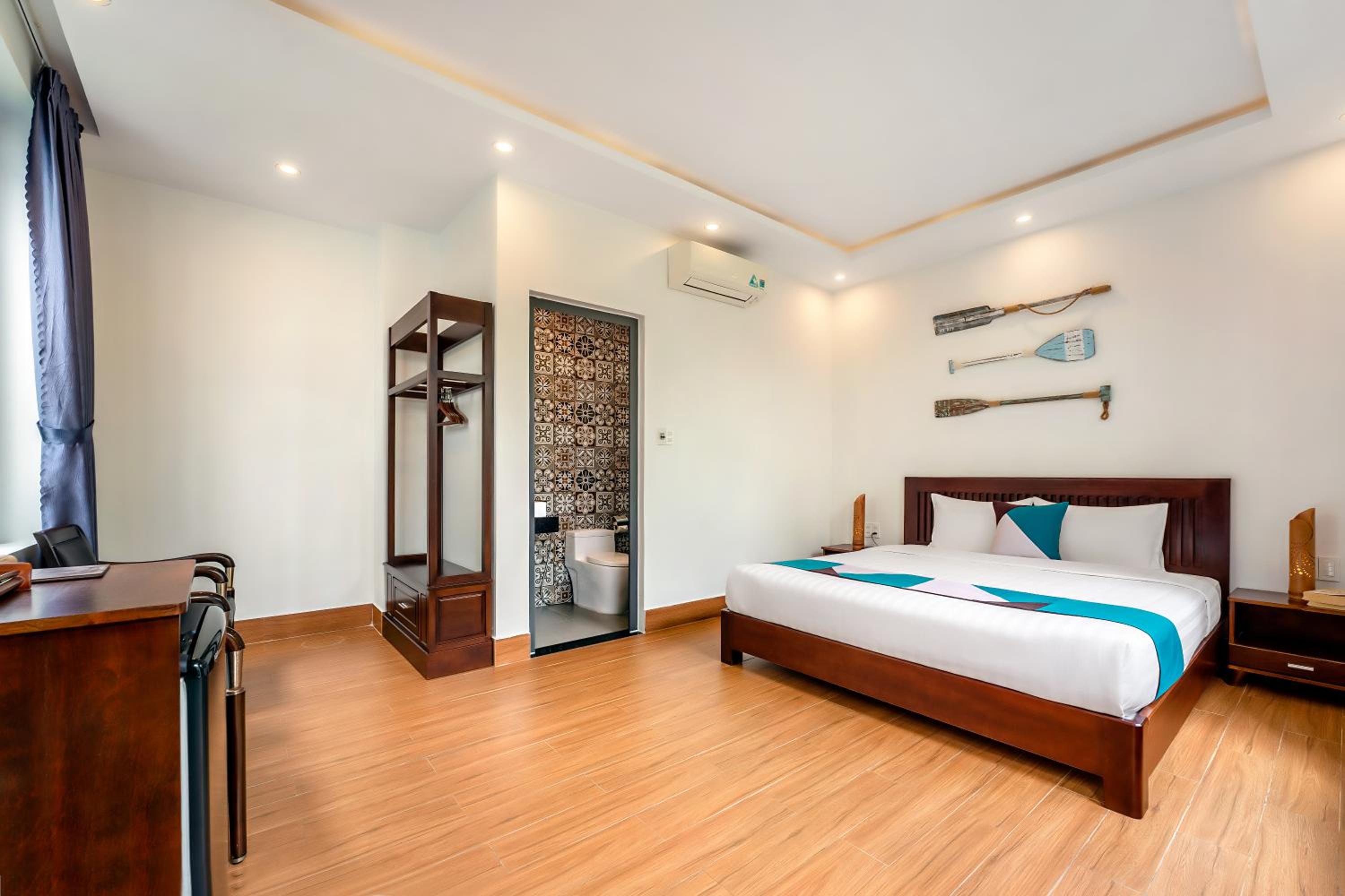 Five-Bedroom House photo 3