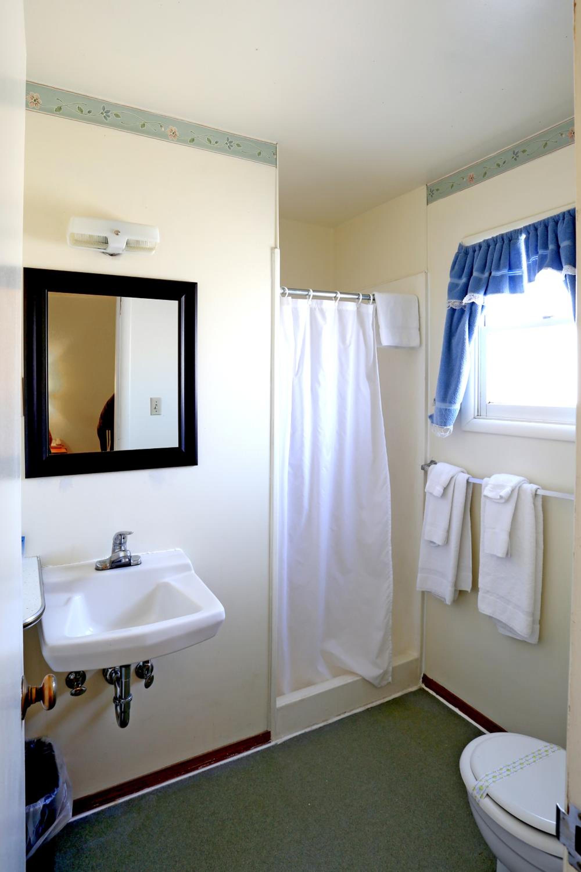 Queen Room photo 2
