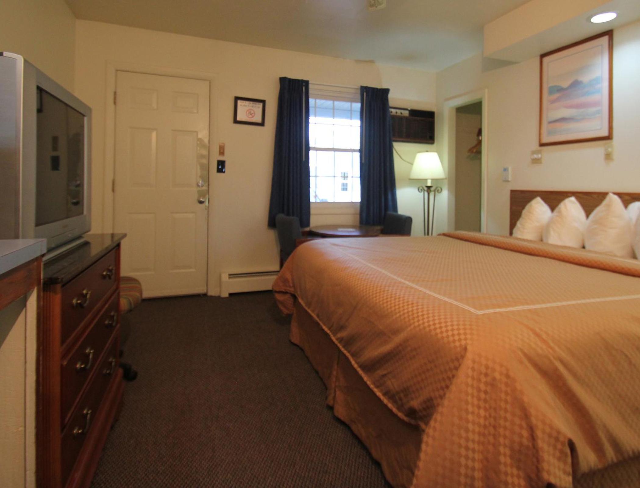 King Room with Bathtub - Photo 1