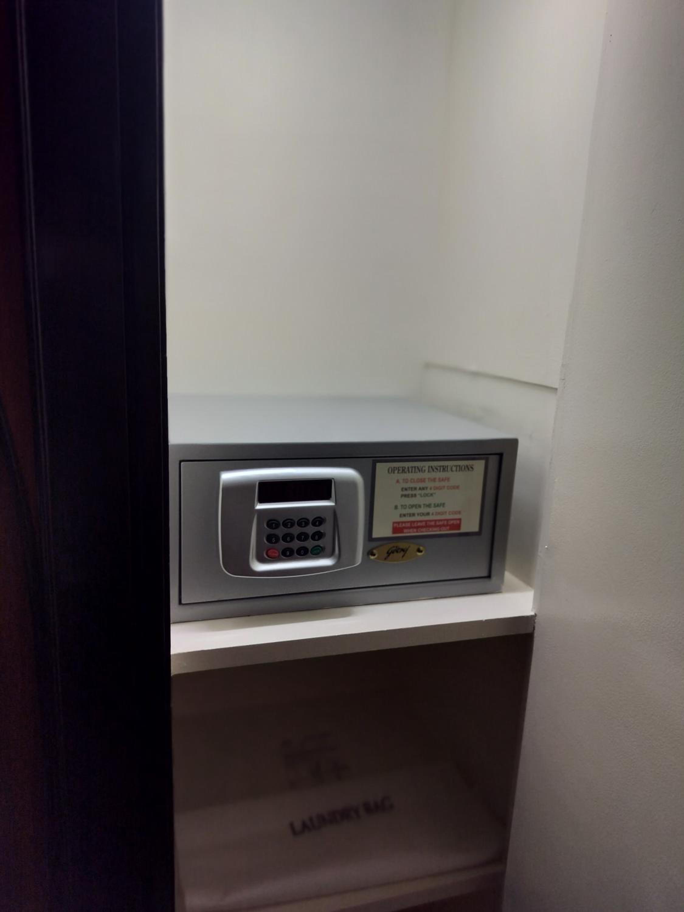Suite - Photo 11