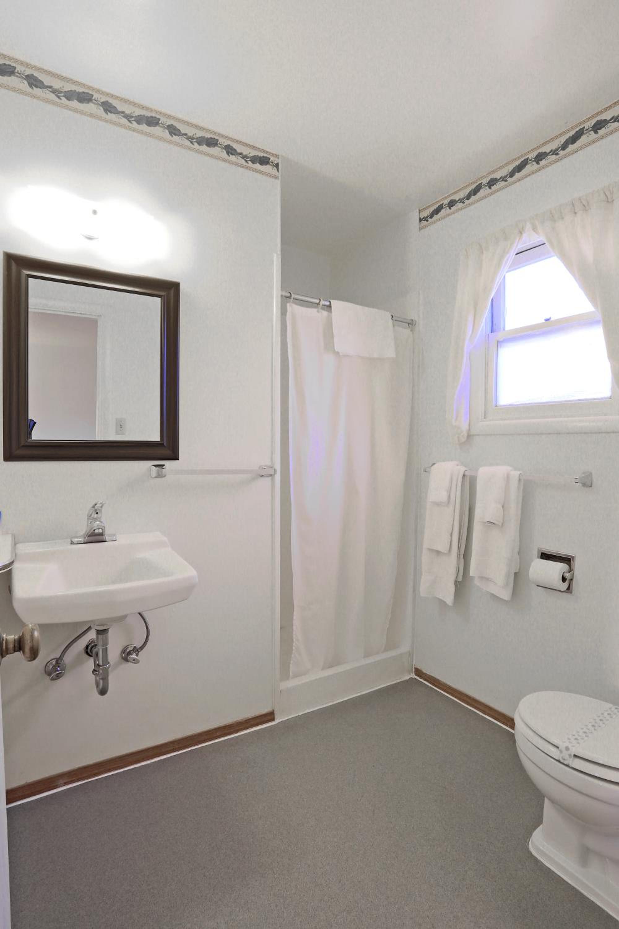 Basic Triple Room With Shared Bathroom photo 3