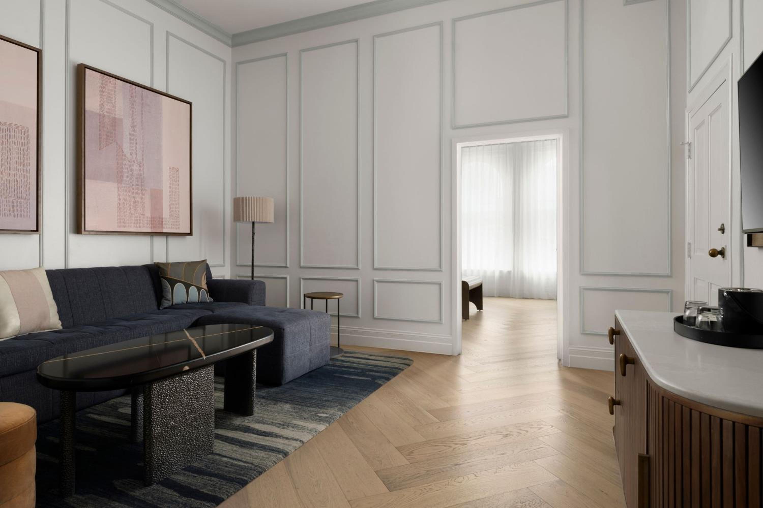 One-Bedroom King Suite - Photo 4