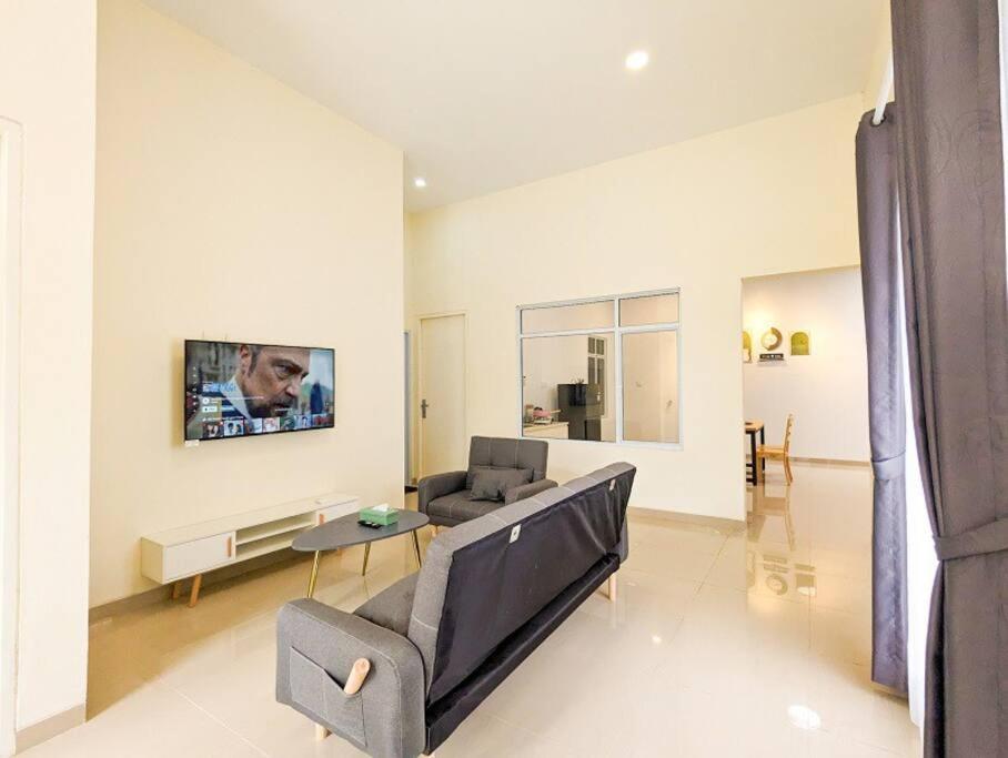 Three-Bedroom House photo 2