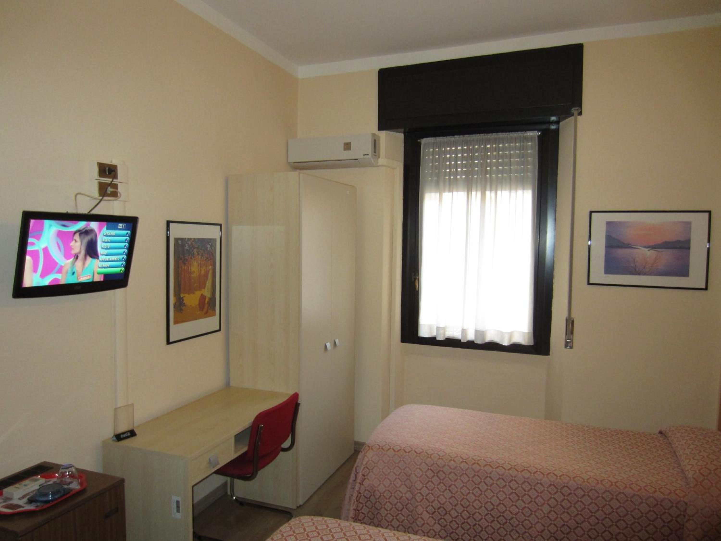 Twin Room - Photo 3