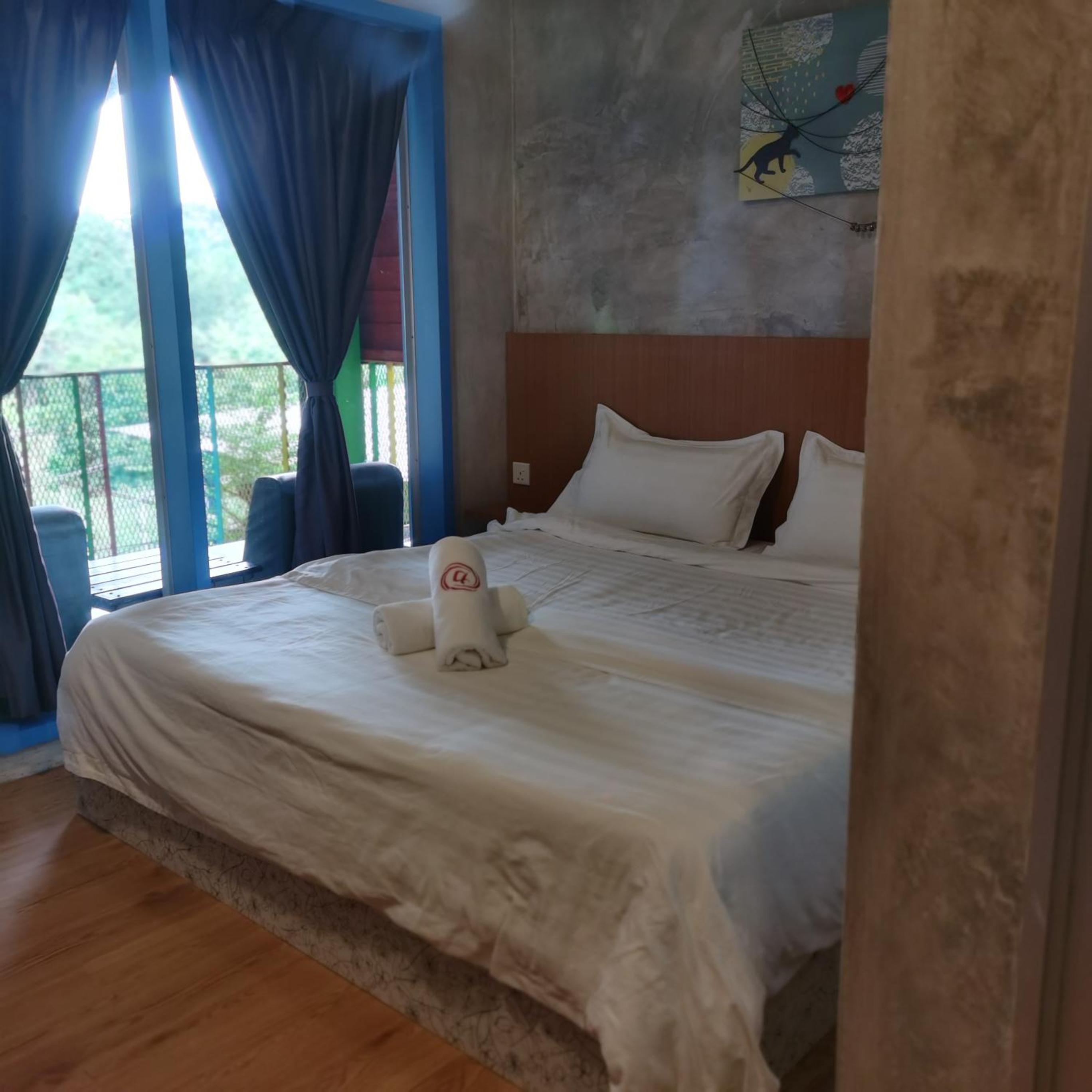 Deluxe King Room with Balcony - Photo 8