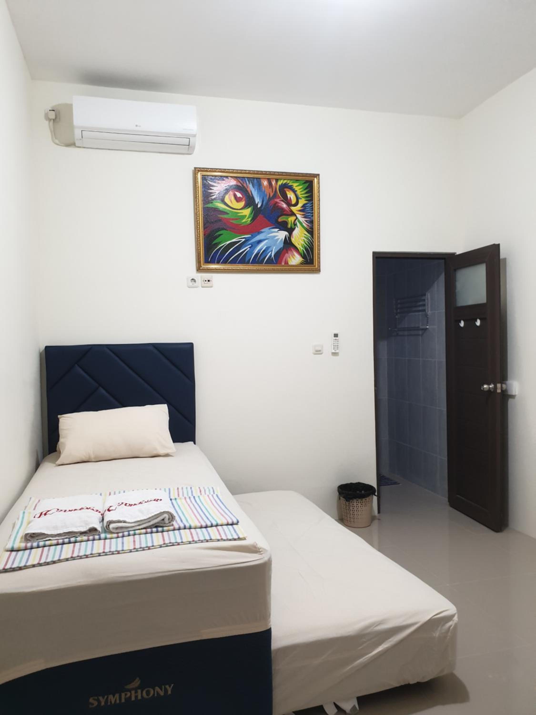 Small Twin Room - Photo 3