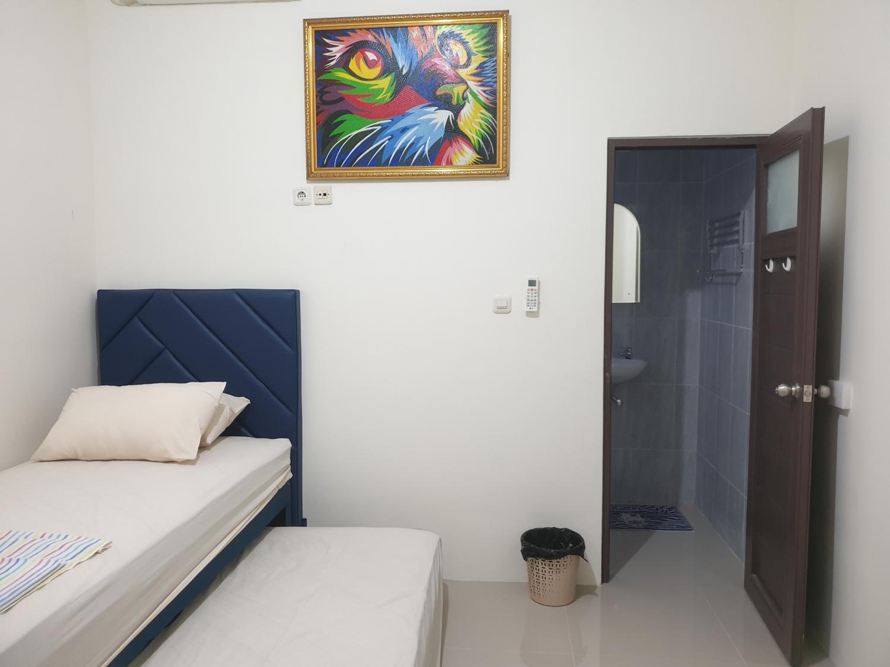 Small Twin Room - Photo 1