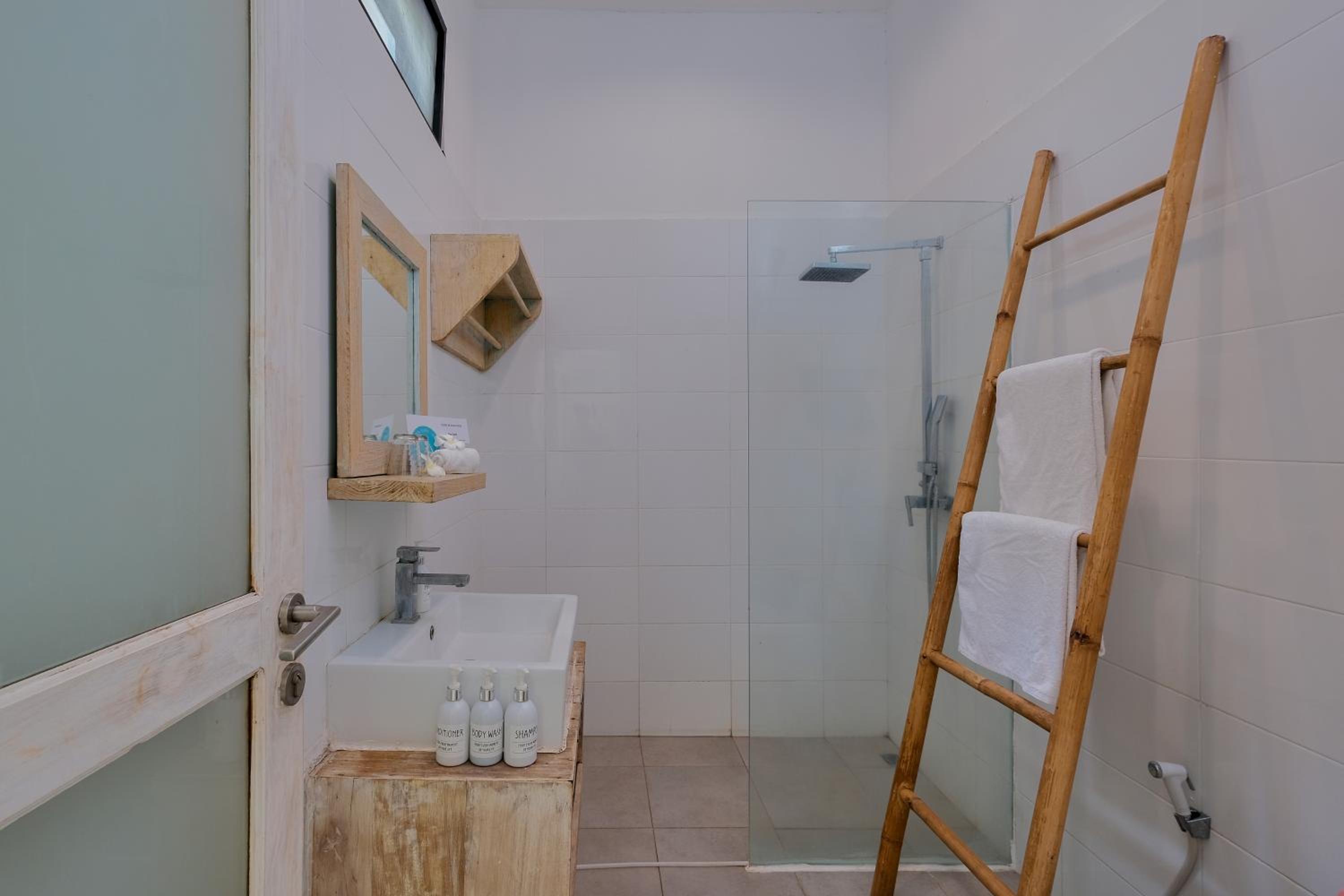 Twin Room with Sea View - Photo 8