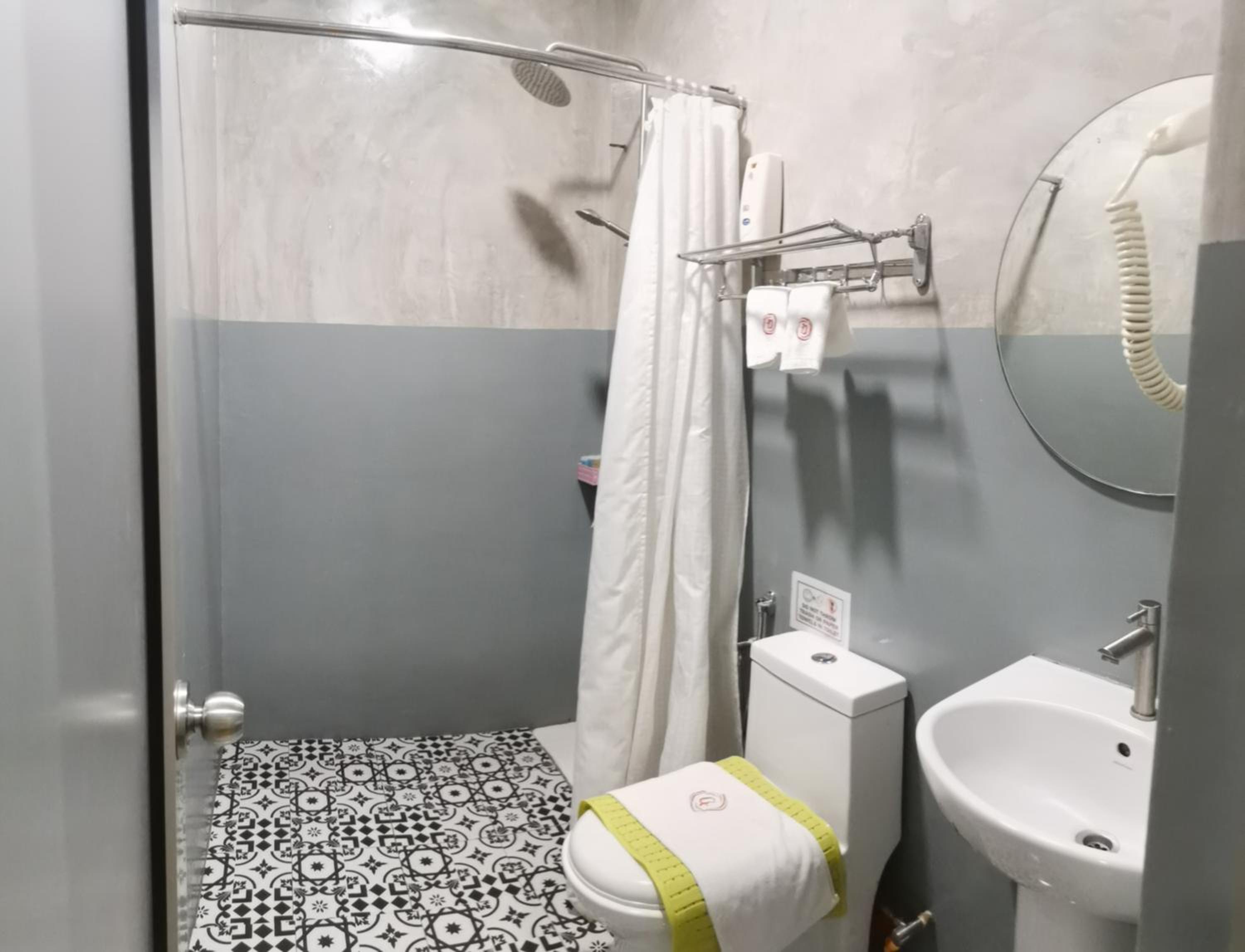 Deluxe King Room with Window - Photo 9