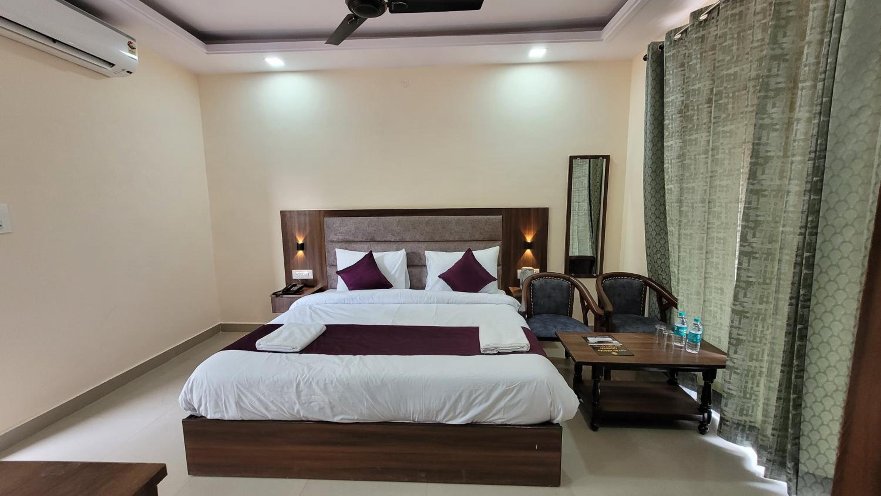 Deluxe Double Room with Balcony - Photo 38