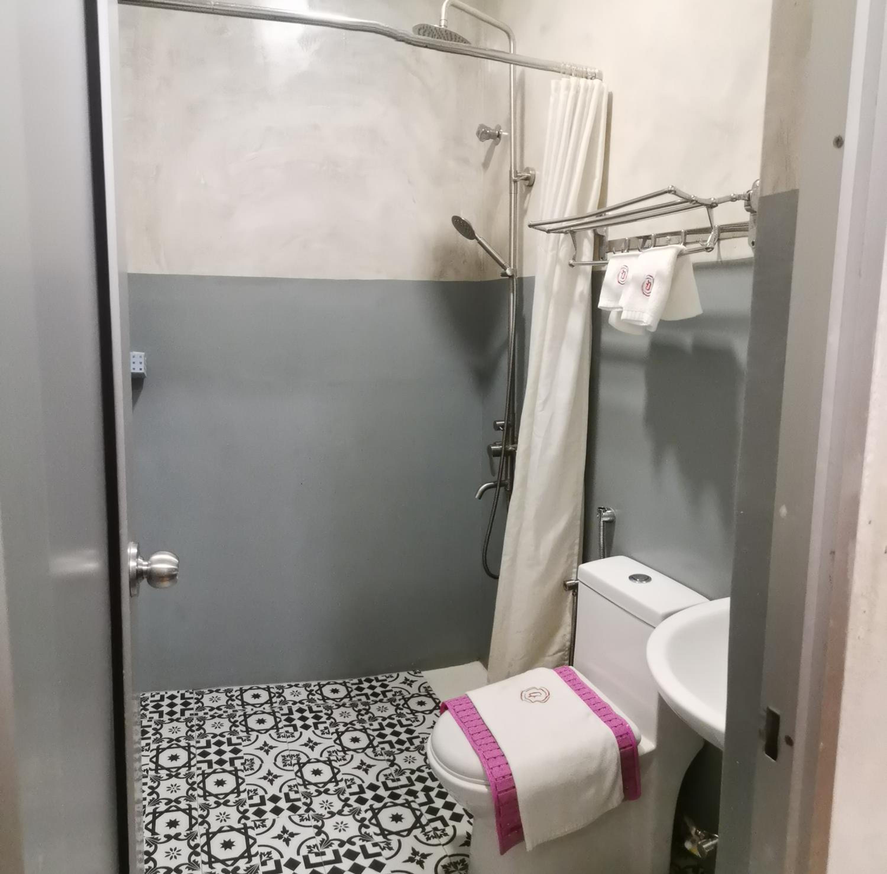 Deluxe King Room without Window - Photo 6