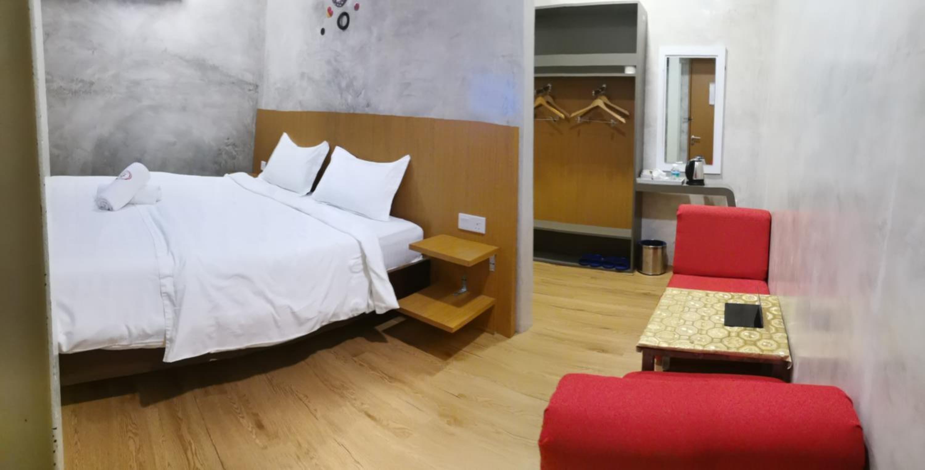 Deluxe King Room without Window - Photo 5