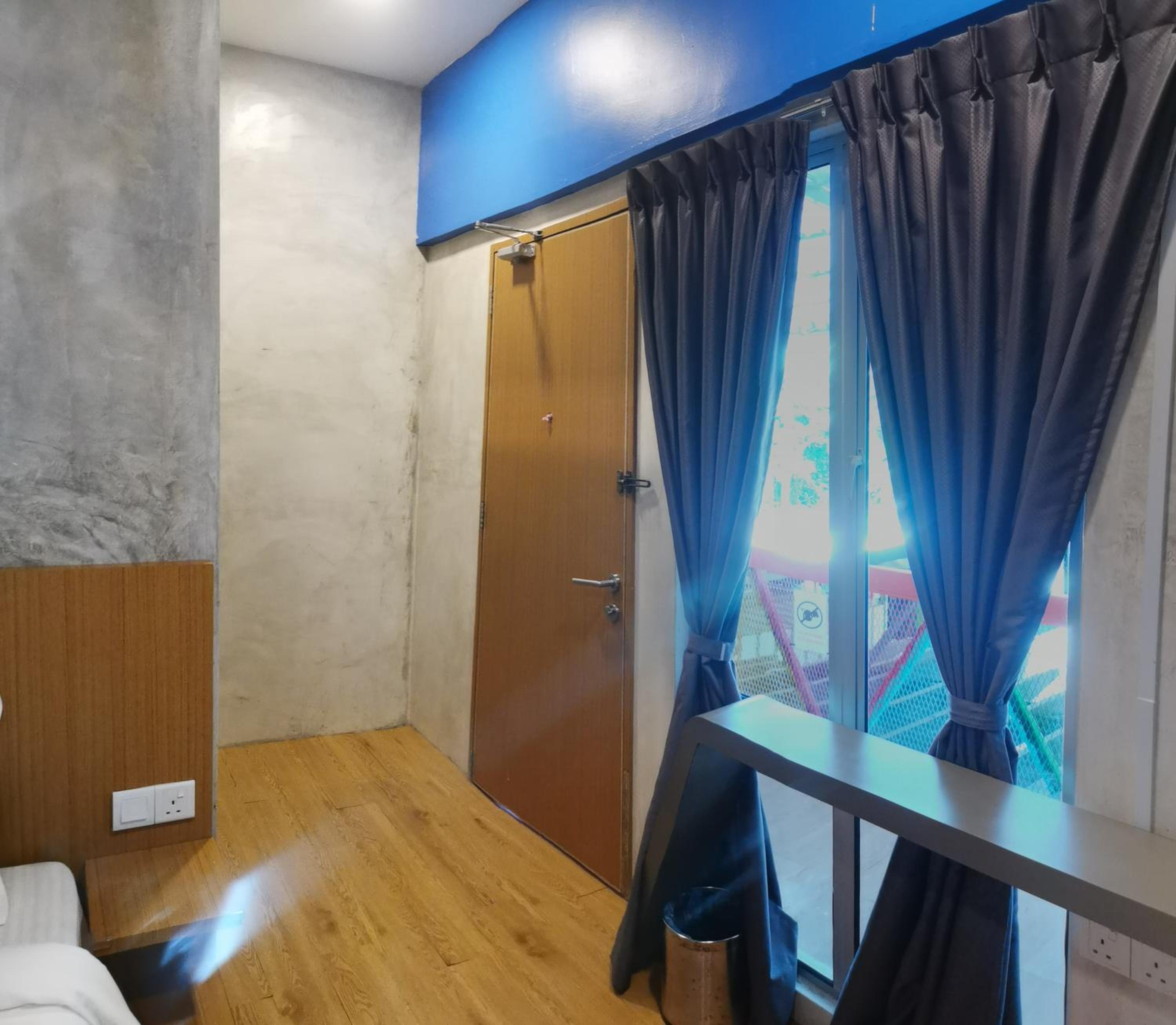 Deluxe King Room with Window - Photo 10