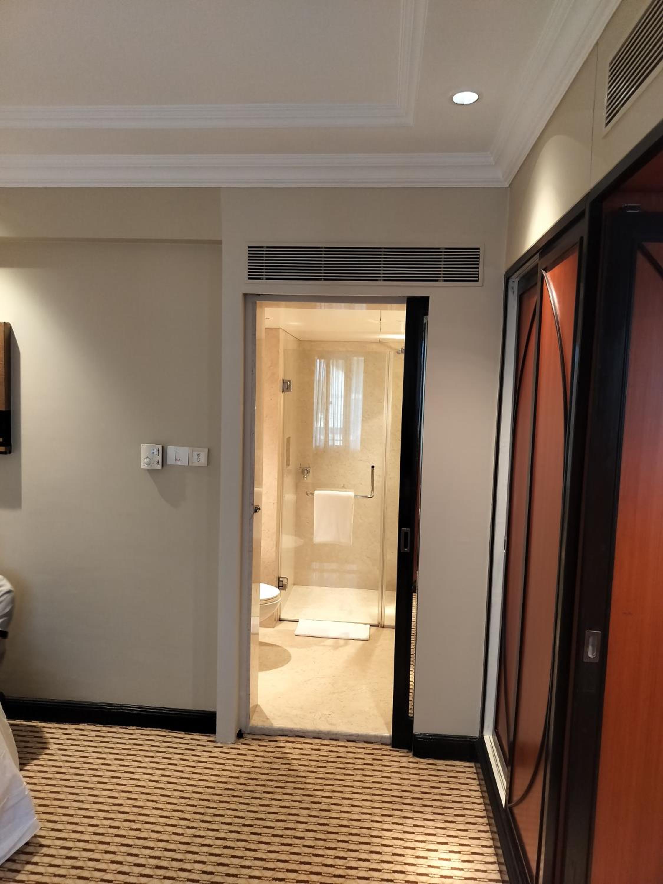 Suite - Photo 13