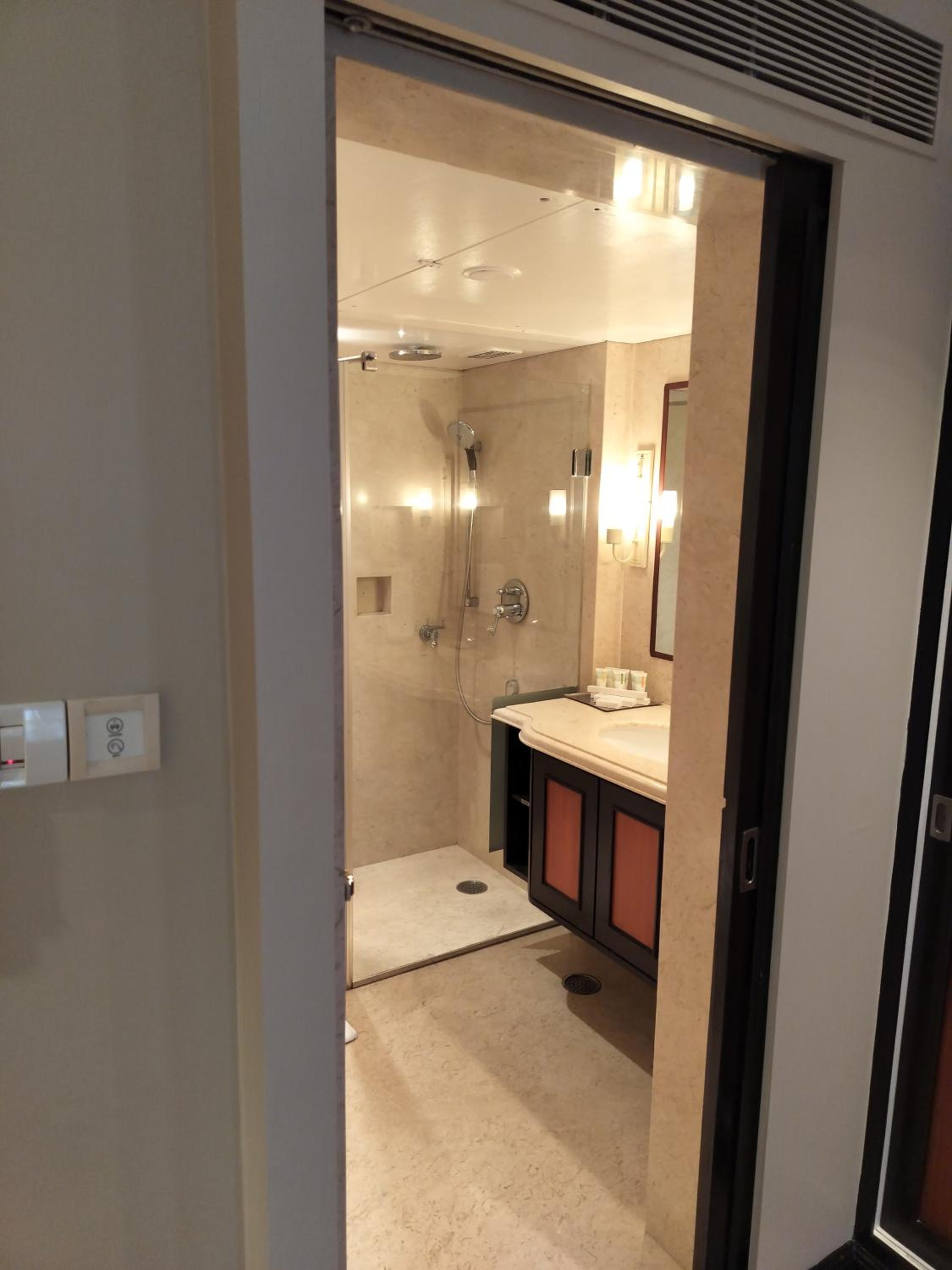 Suite - Photo 14