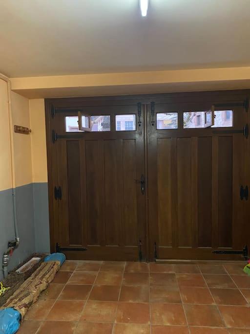 Five-Bedroom House photo 3