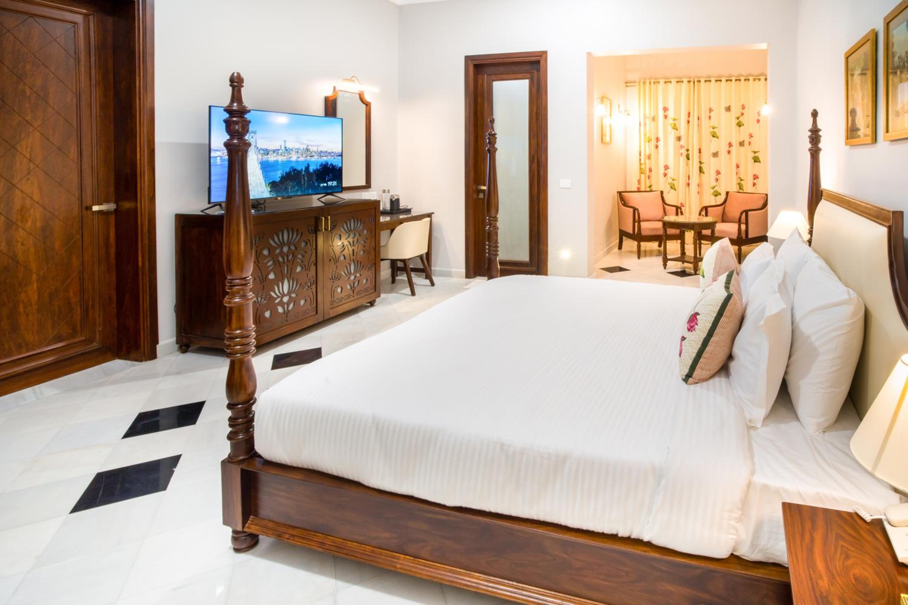 King Room with Balcony photo 1