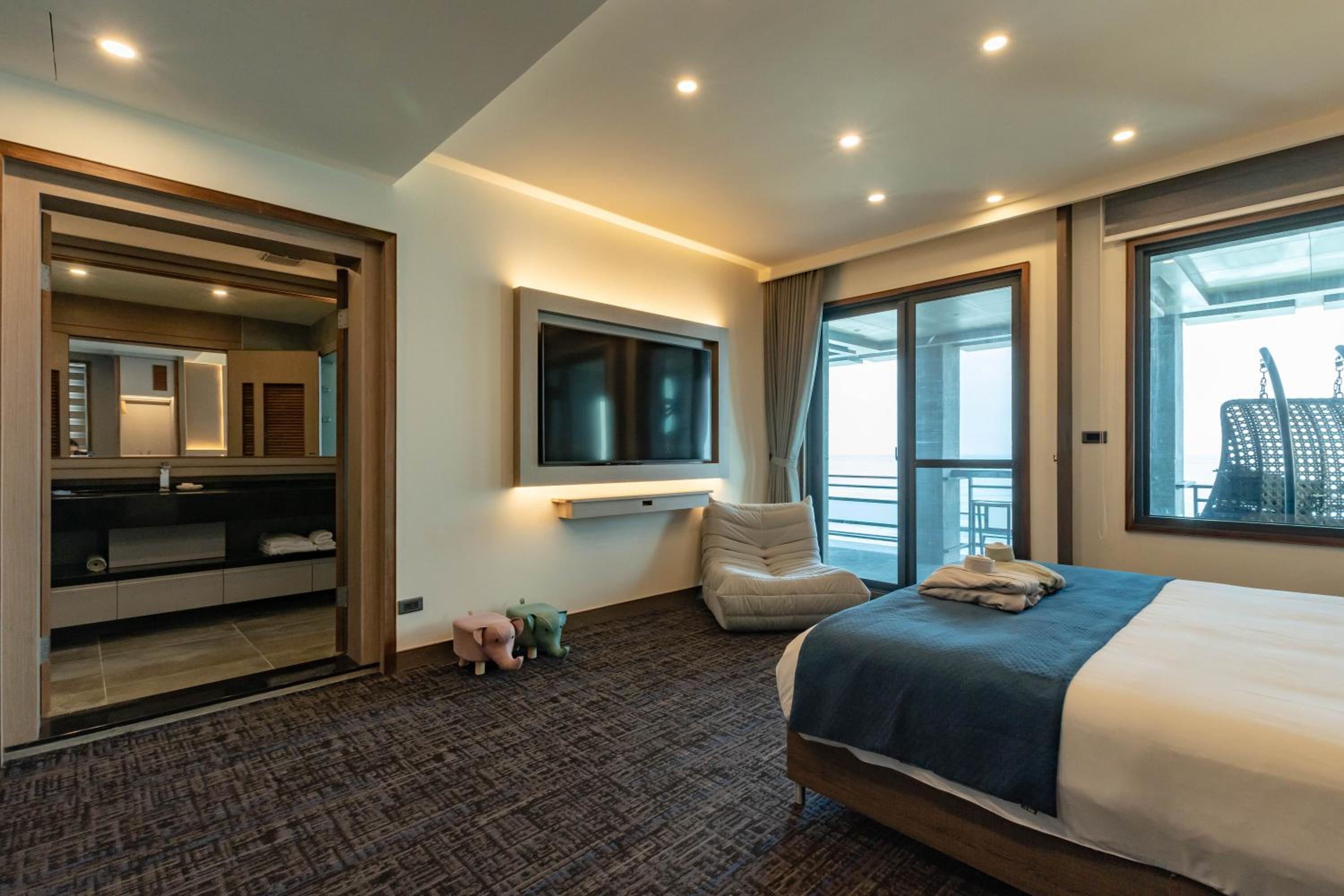 Deluxe Double Room with Balcony and Sea View - Photo 7