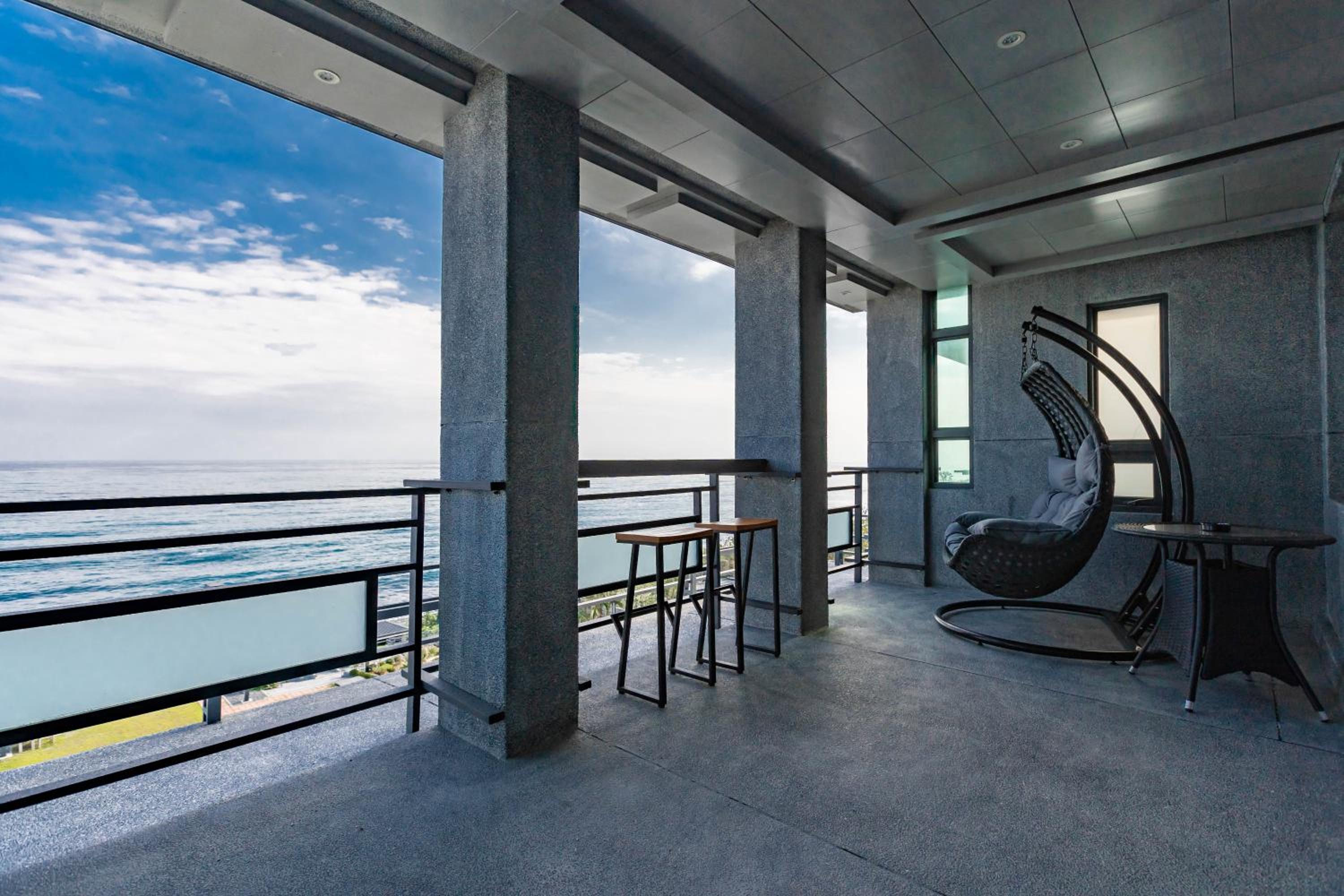 Deluxe Double Room with Balcony and Sea View - Photo 11