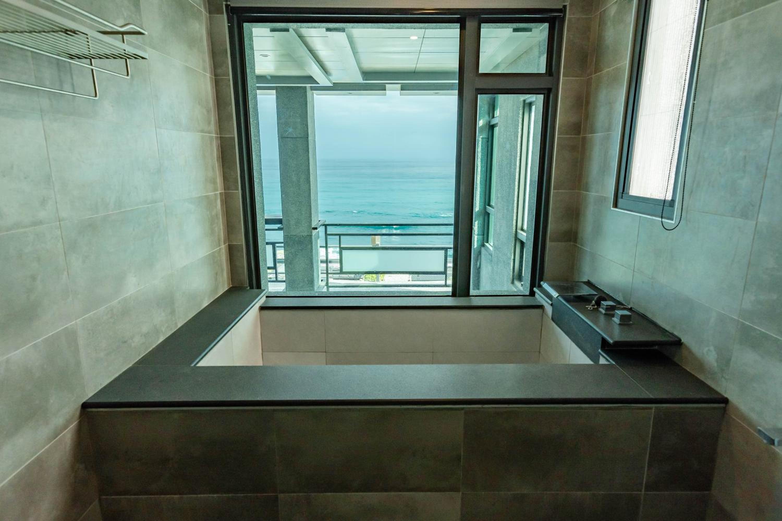 Deluxe Double Room with Balcony and Sea View - Photo 8