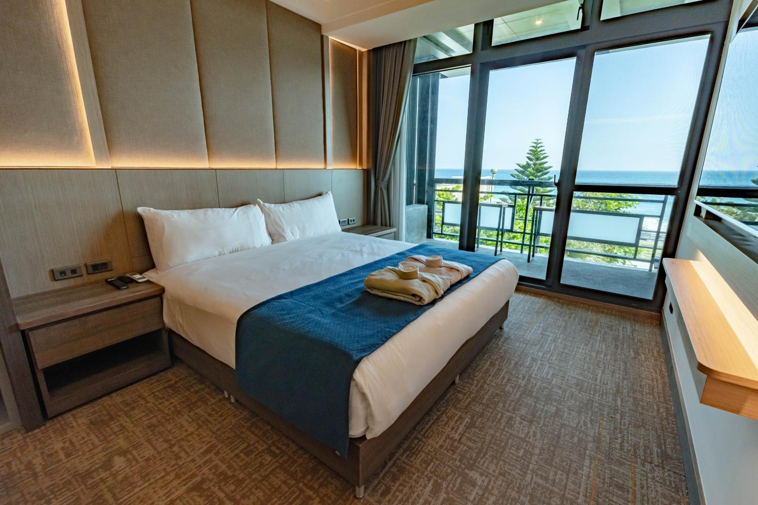 Double Room with Balcony and Sea View - Photo 3