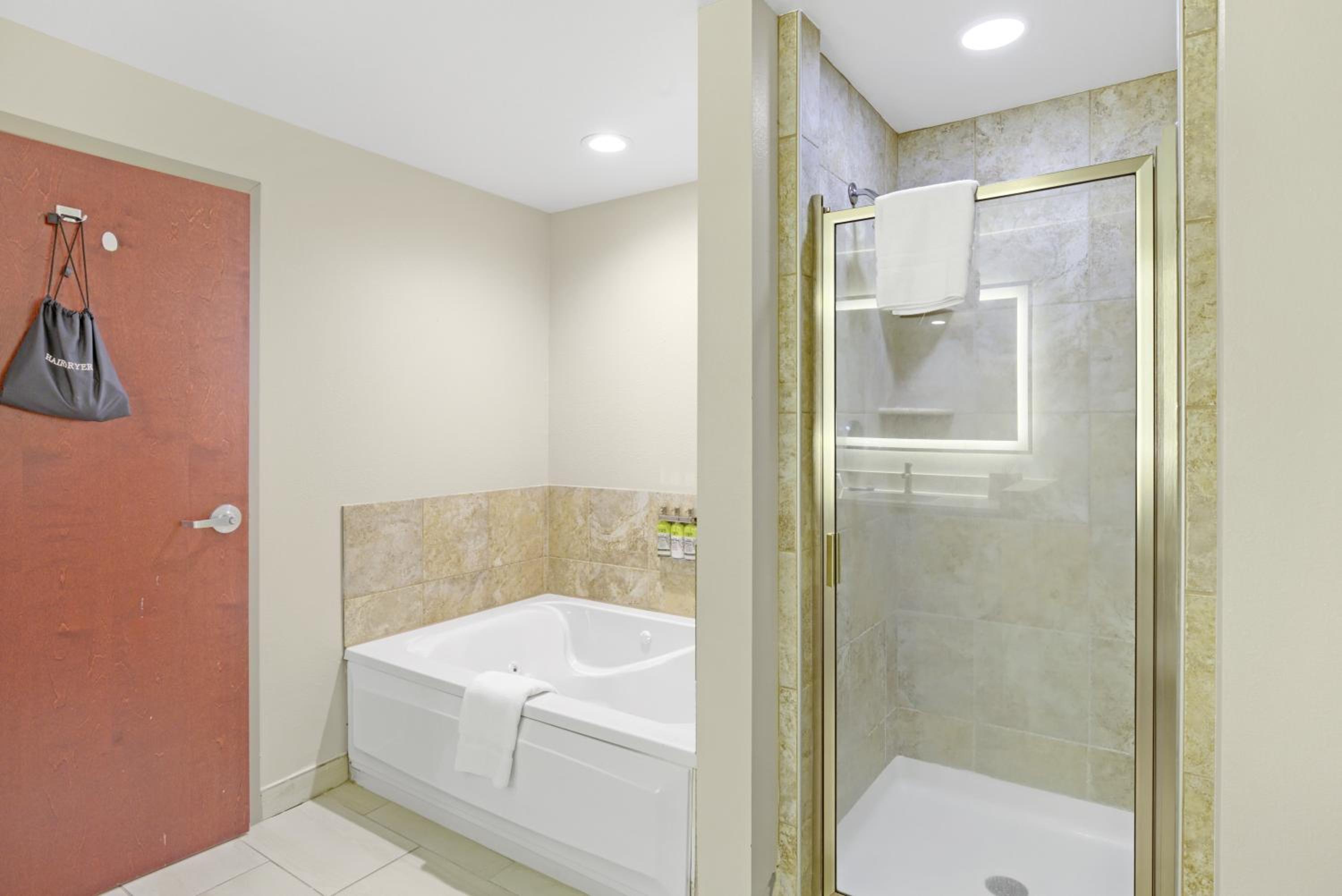 King suite with Bath Tub - hearing Accessible/Non-Smoking - Photo 3