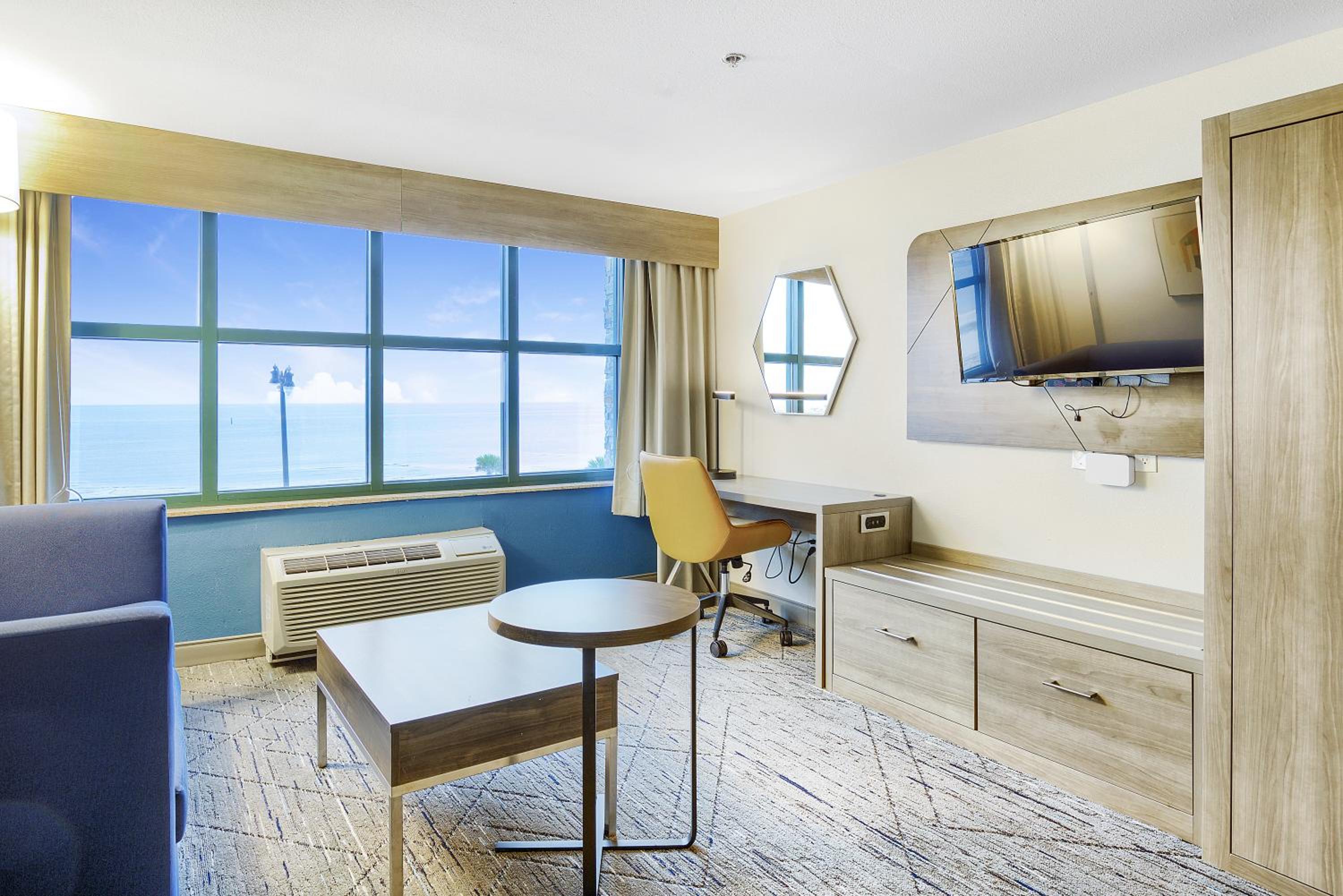 King suite with Bath Tub - hearing Accessible/Non-Smoking - Photo 2