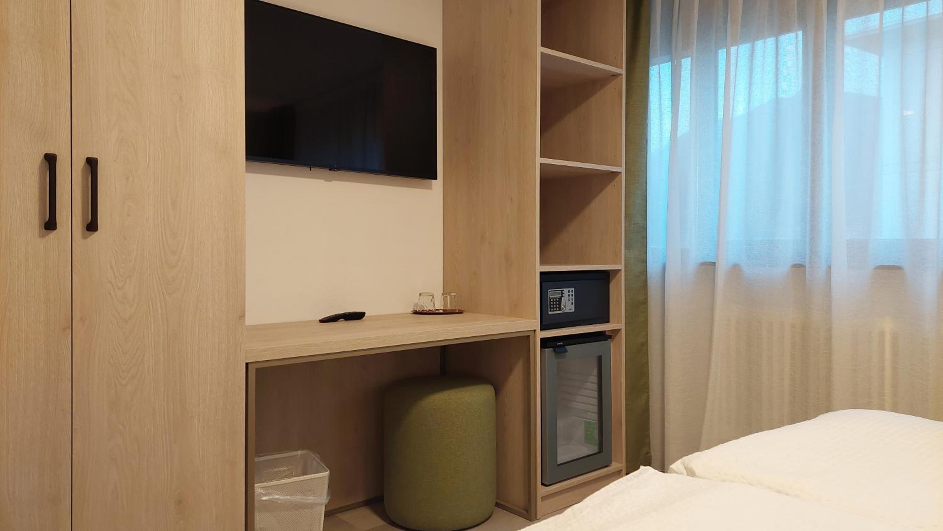 Modern Double Room with Mountain View