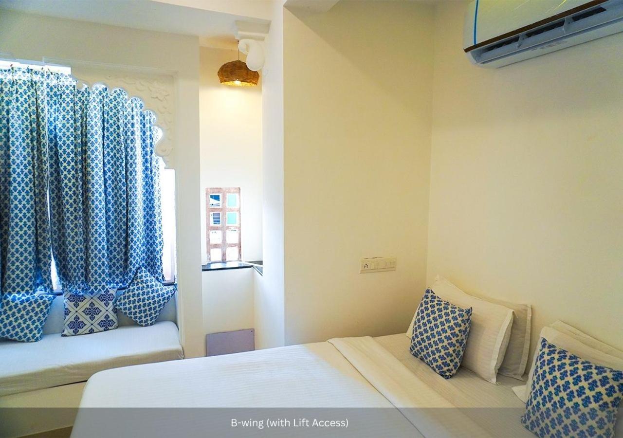Deluxe Private Room With AC -B Wing photo 1