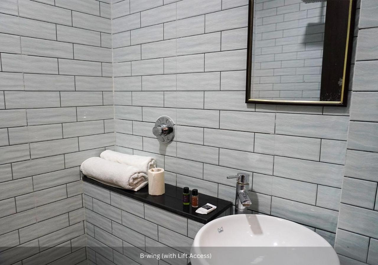 Deluxe Private Room With AC -B Wing photo 3