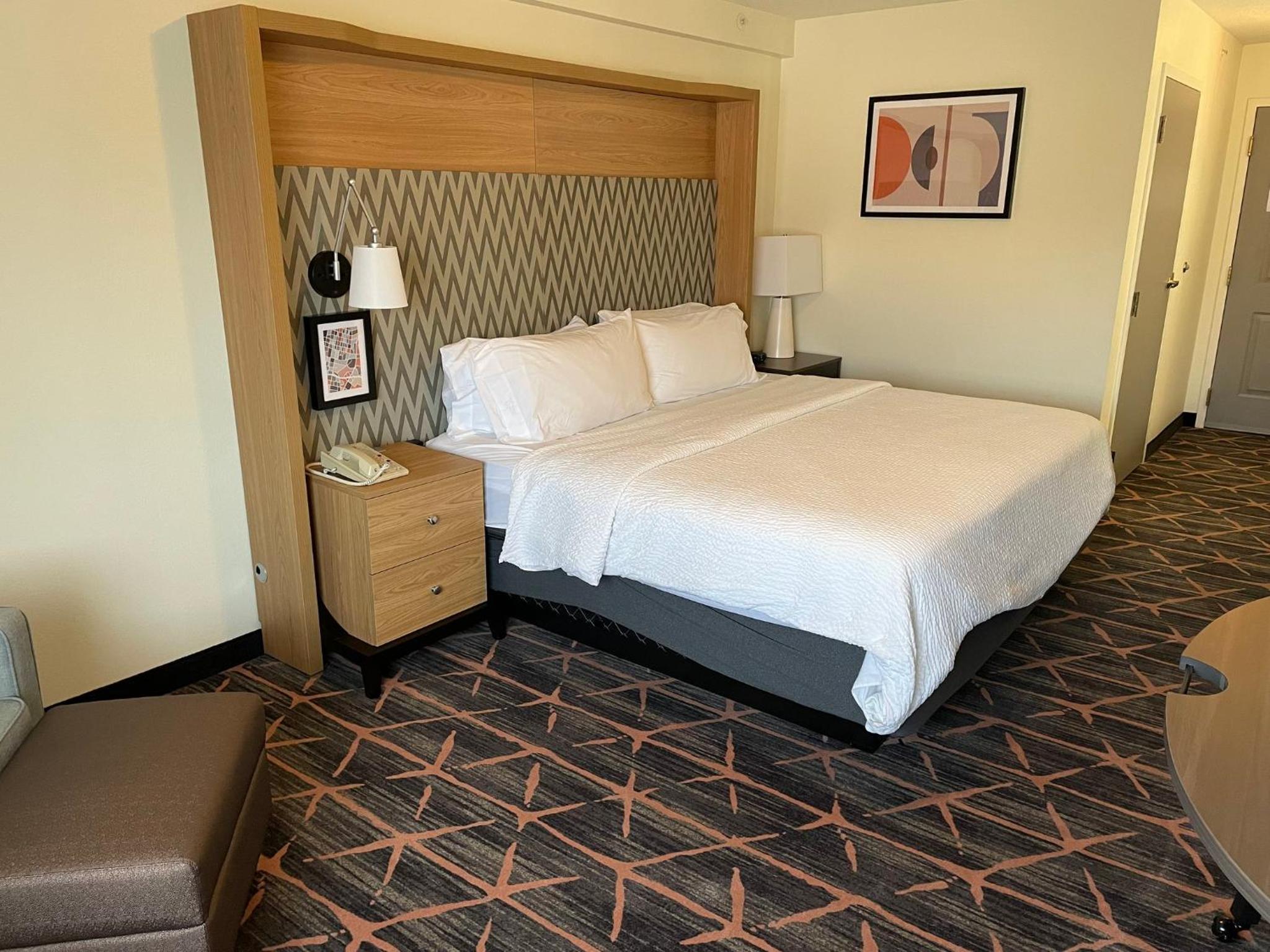 Standard King Room - Photo 8