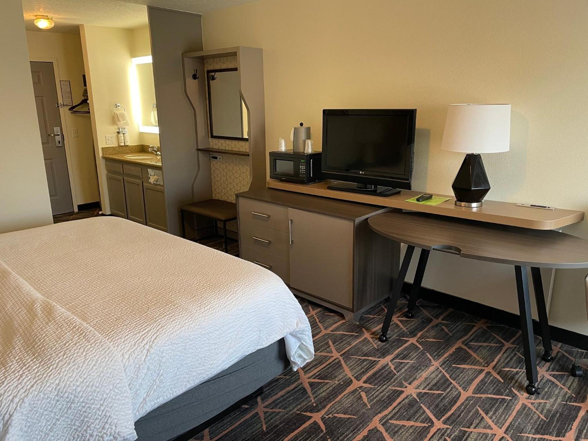 Standard King Room - Photo 4
