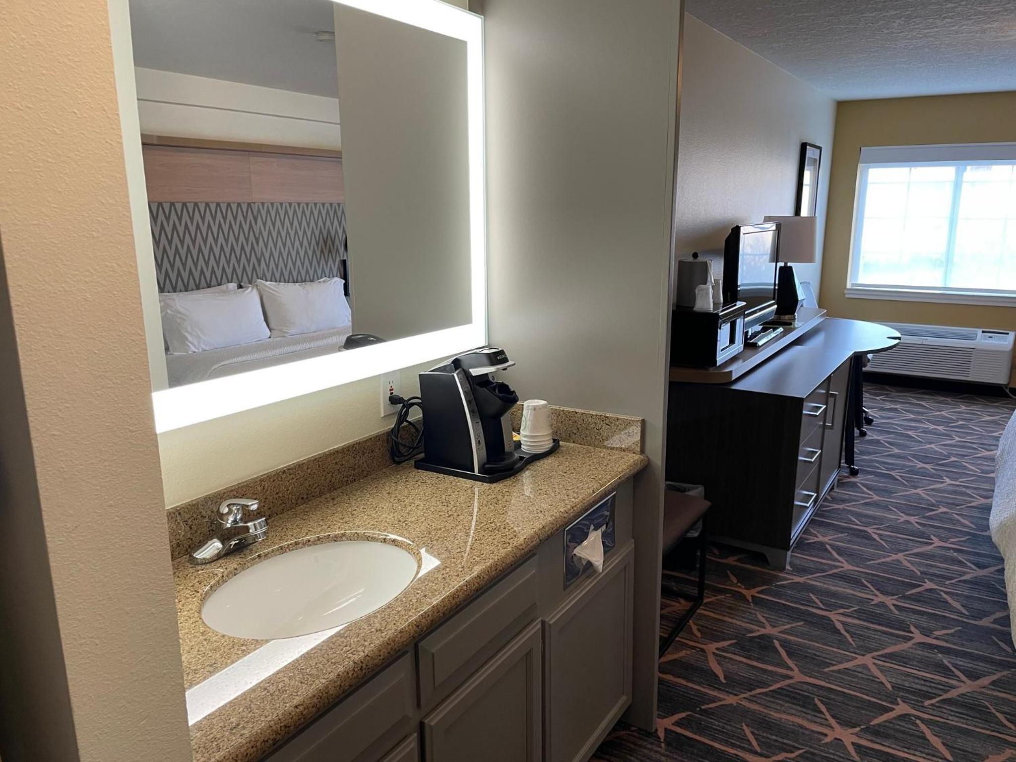 Standard King Room - Photo 9