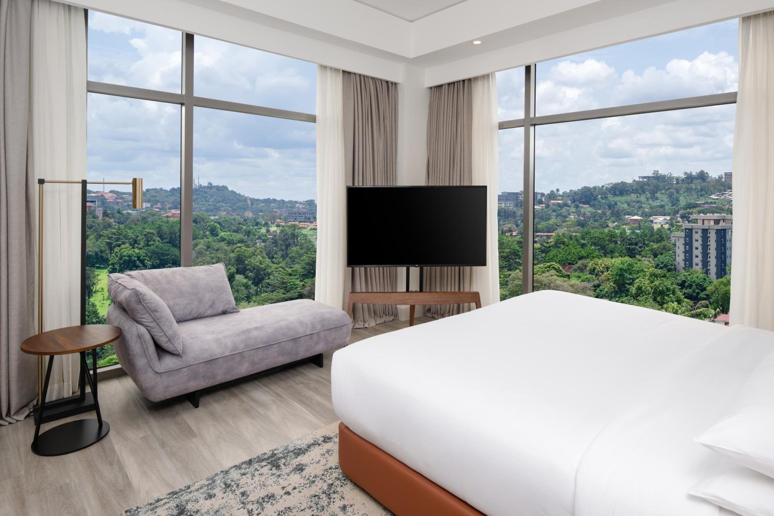 Executive King Suite with City View - Photo 2