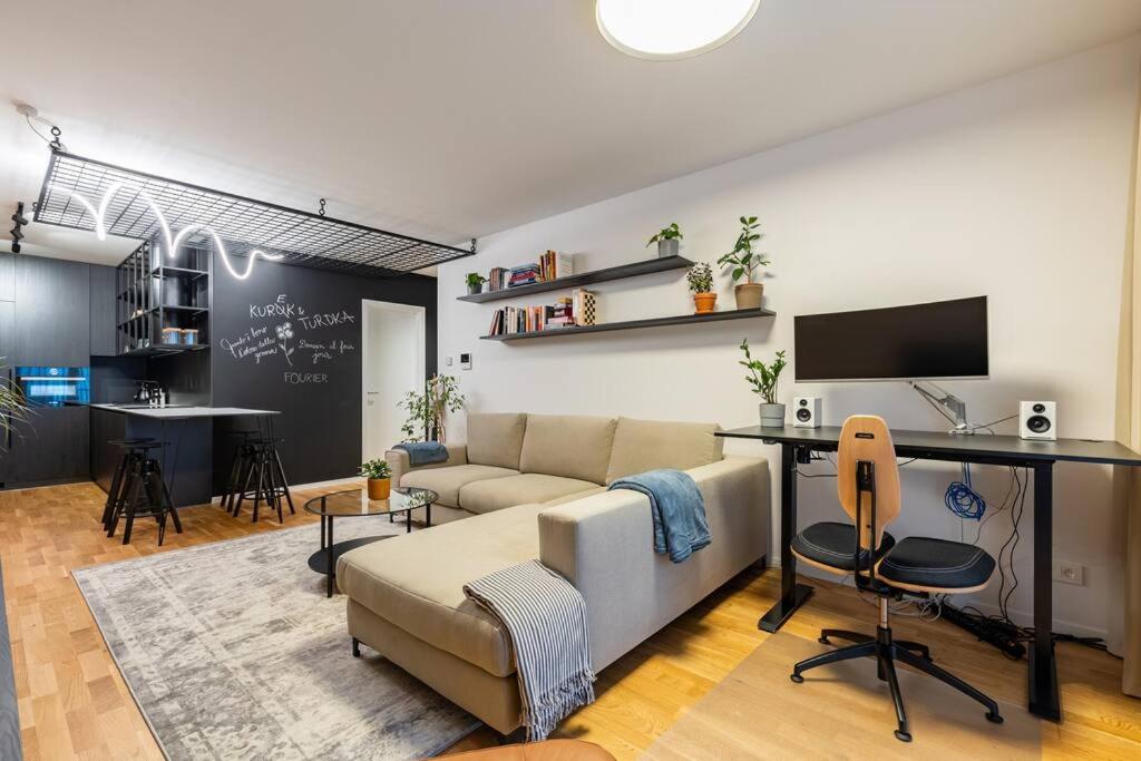 One-Bedroom Apartment photo 1