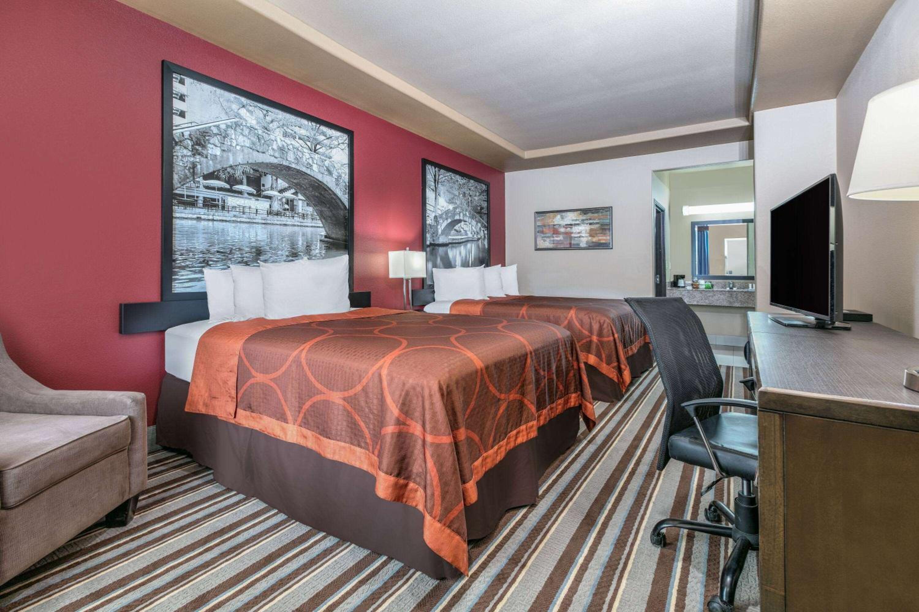 Deluxe Room with Two Queen Beds, Mobility Access and Roll-In Shower, Non-Smoking photo 2