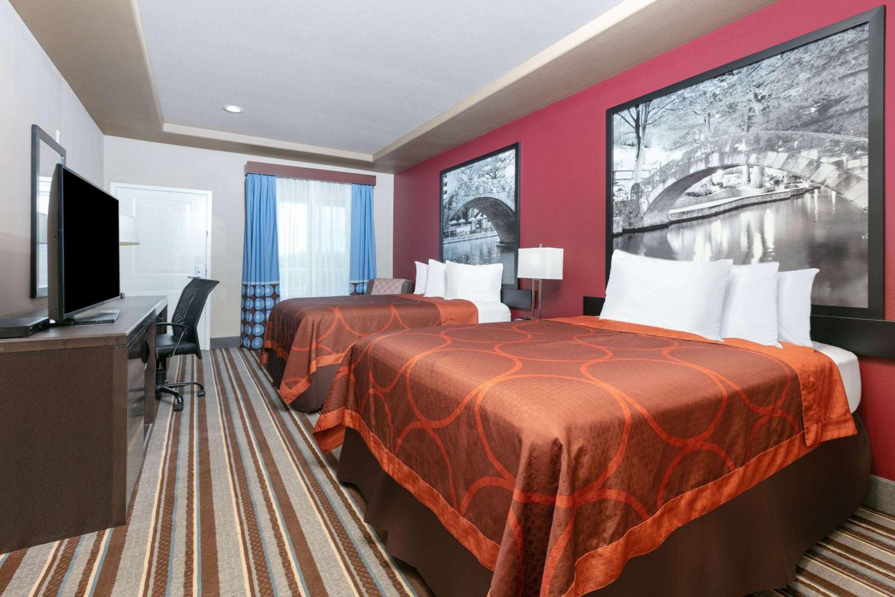 Deluxe Room with Two Queen Beds, Mobility Access and Roll-In Shower, Non-Smoking photo 3