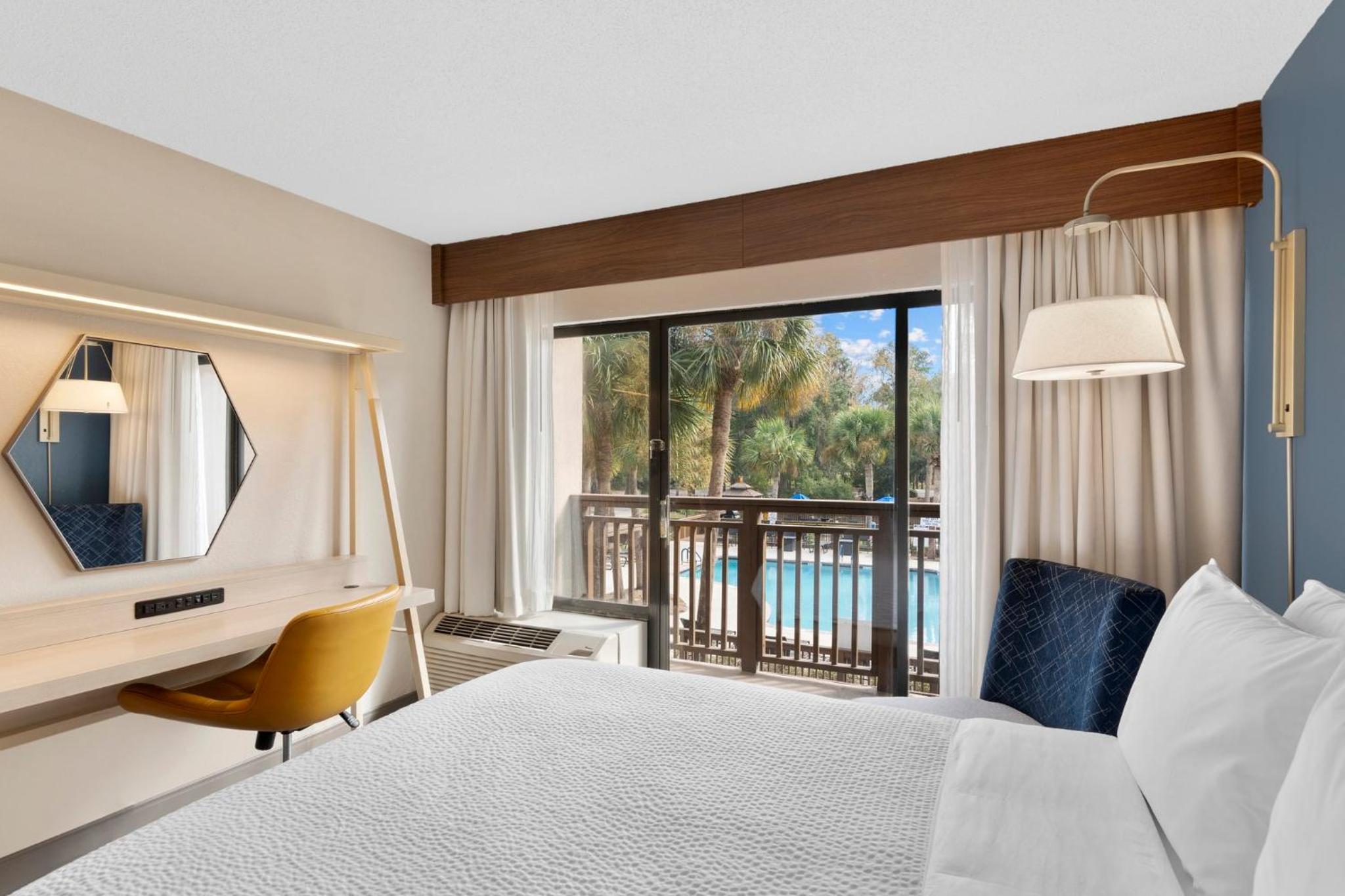Standard Queen Room with Two Queen Beds and Pool View photo 3