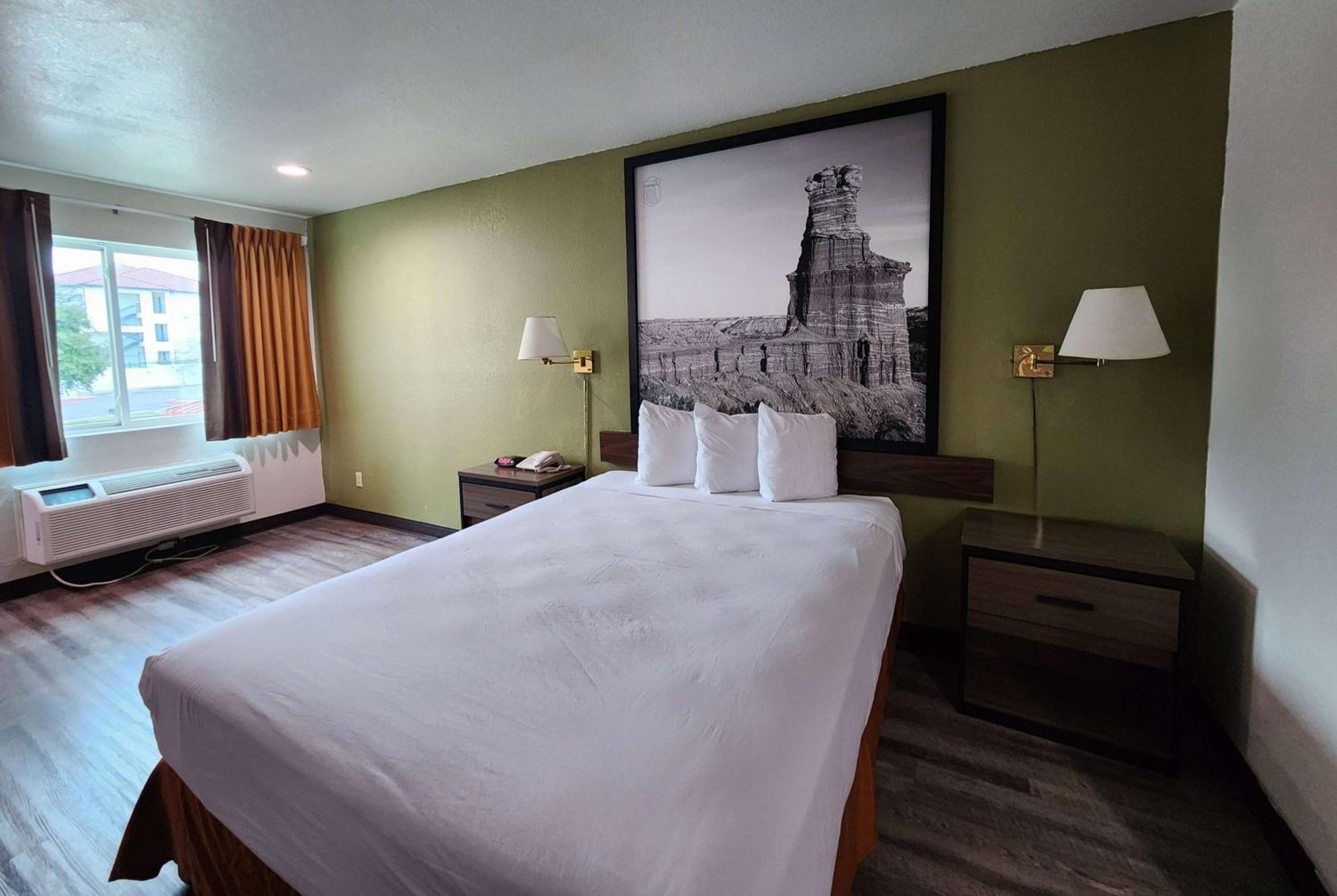 Deluxe Queen Room with Bath Tub - Mobility/Hearing Accessible - Non-Smoking - Photo 1