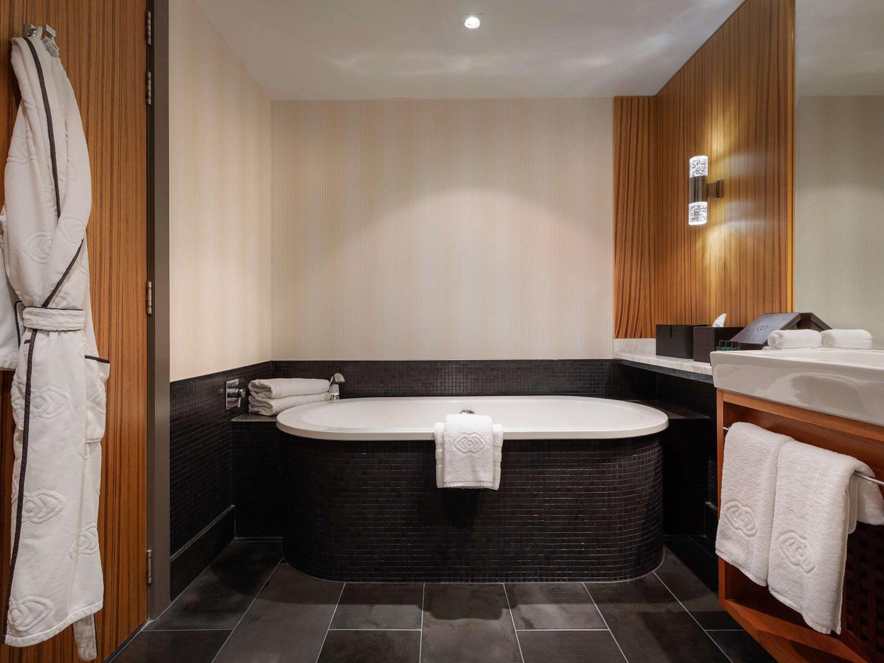 Luxury Room with Balcony - Photo 2