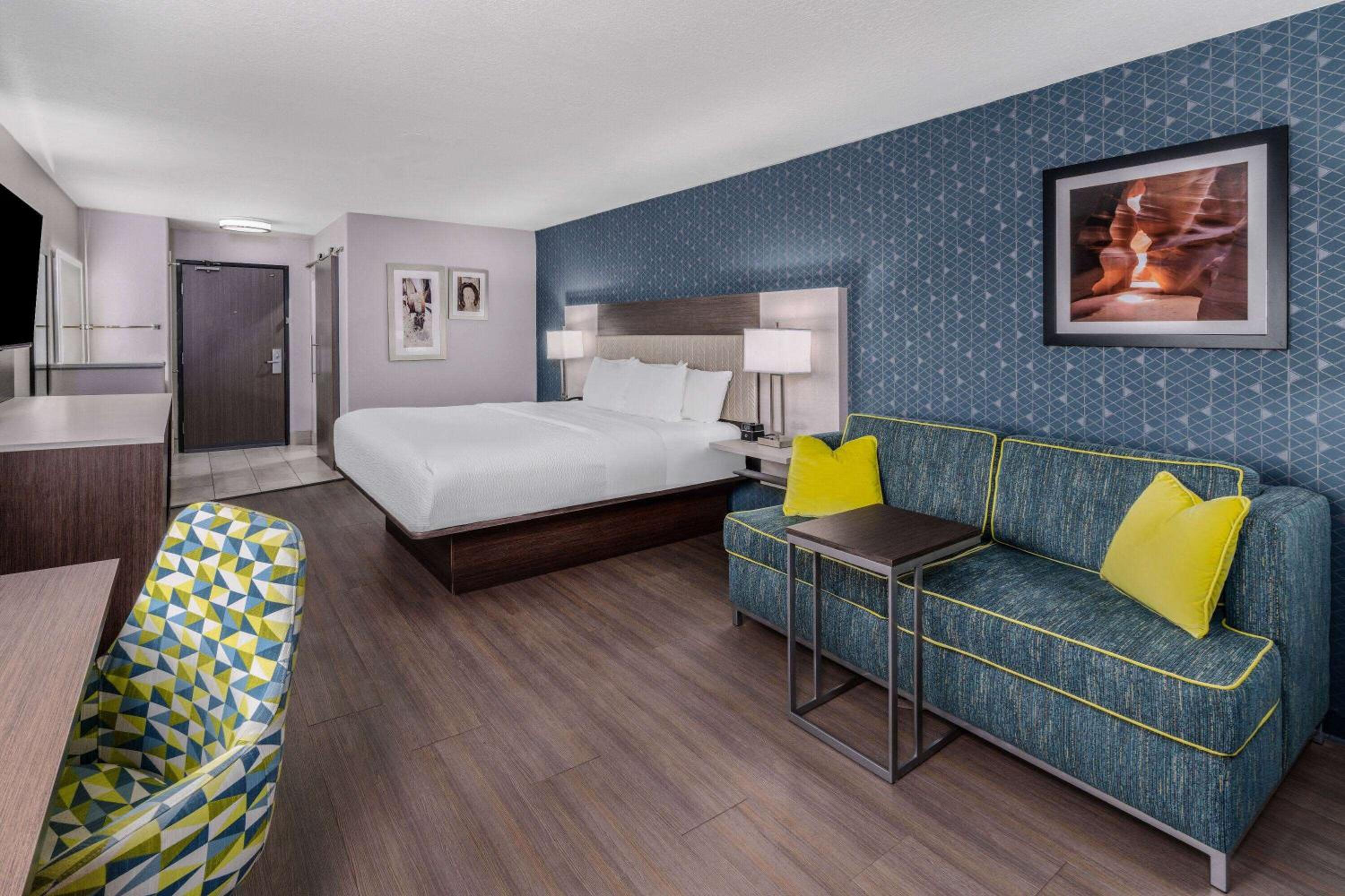 Deluxe Studio Suite with King Bed - Non-Smoking - Photo 7