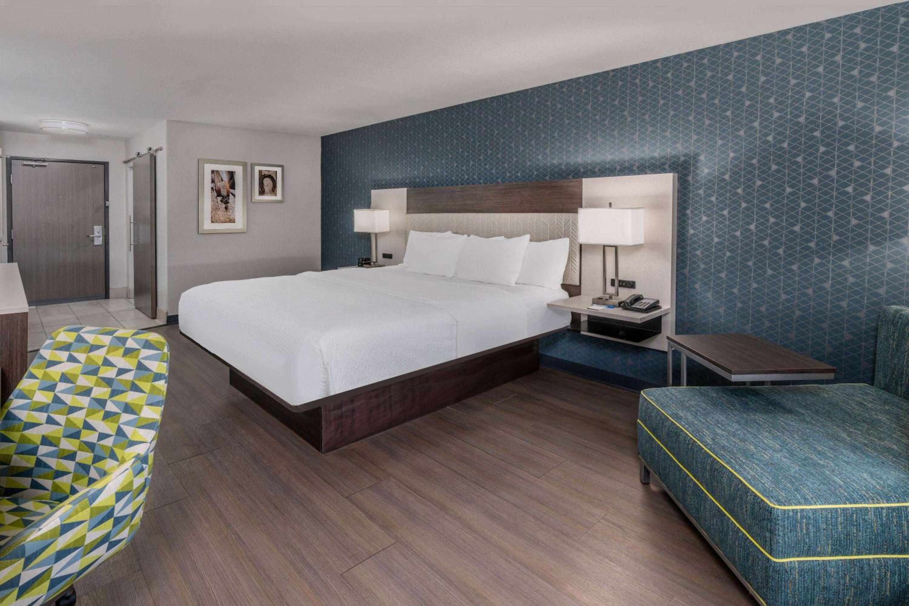 King Room - Non-Smoking - Photo 4