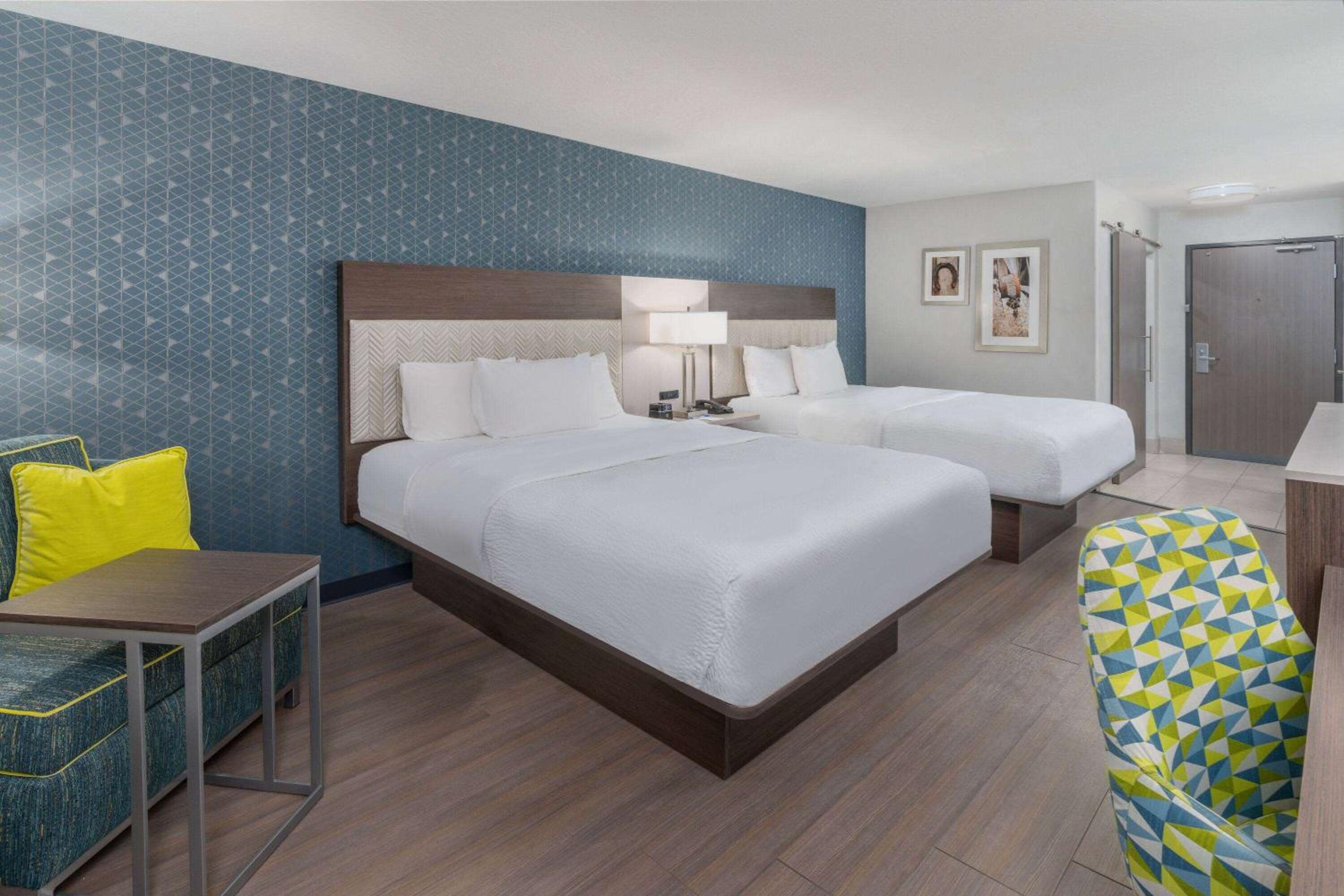 Queen Room with Two Queen Beds - Non-Smoking - Photo 4