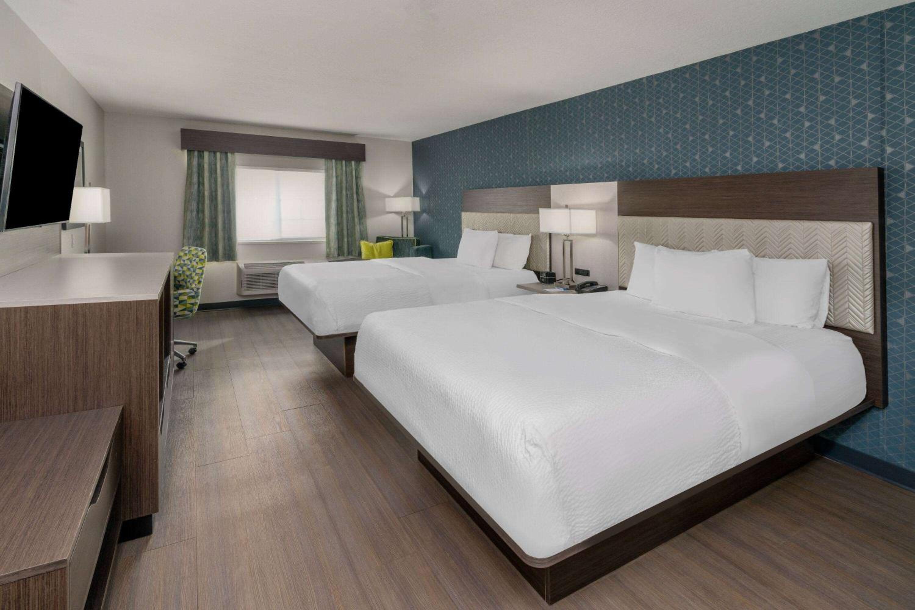 Queen Room with Two Queen Beds - Non-Smoking - Photo 1